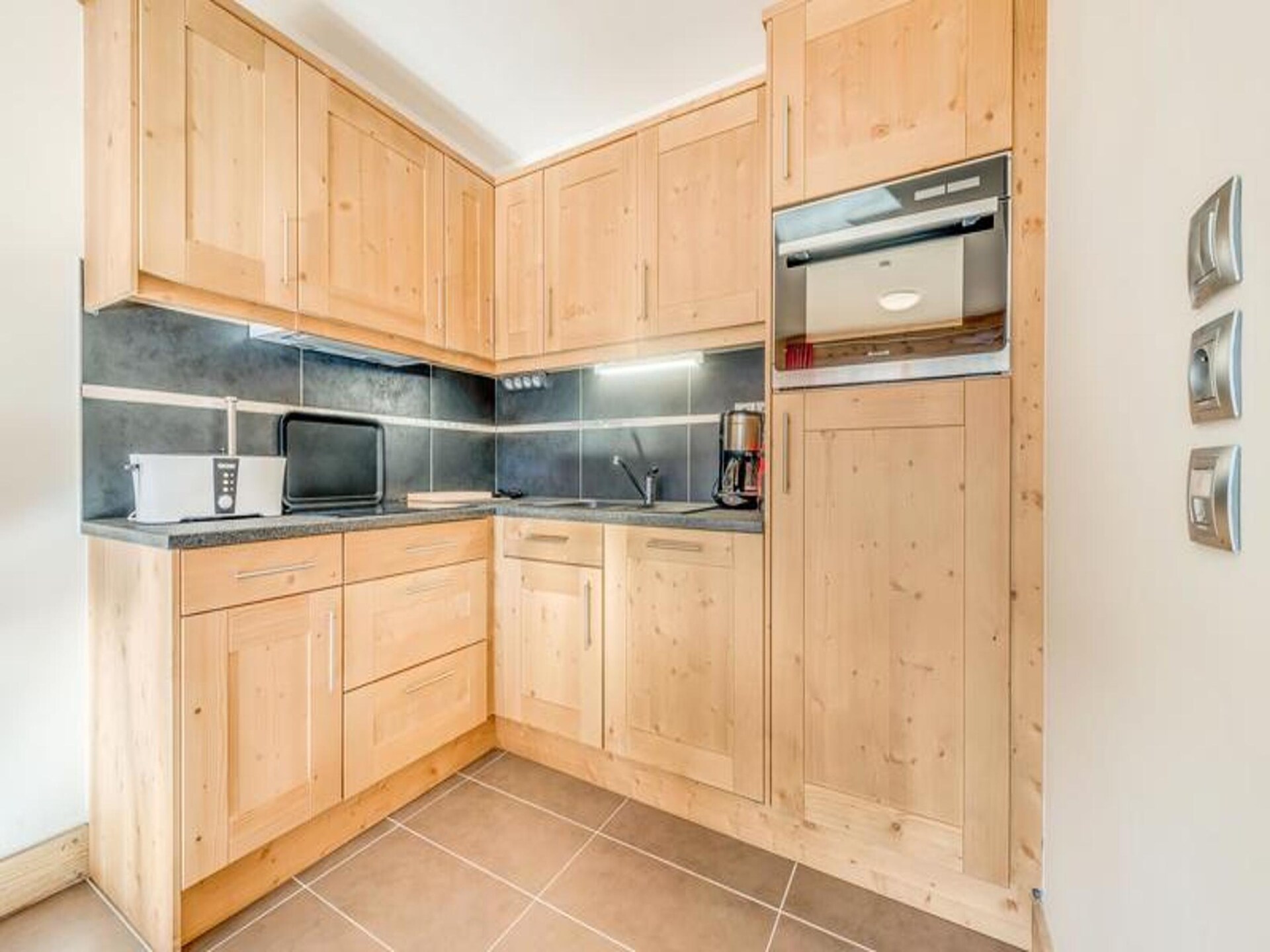 Ruim 6-persoons appartement met zuidbalkon op 20 meter van de gondel - foto 9