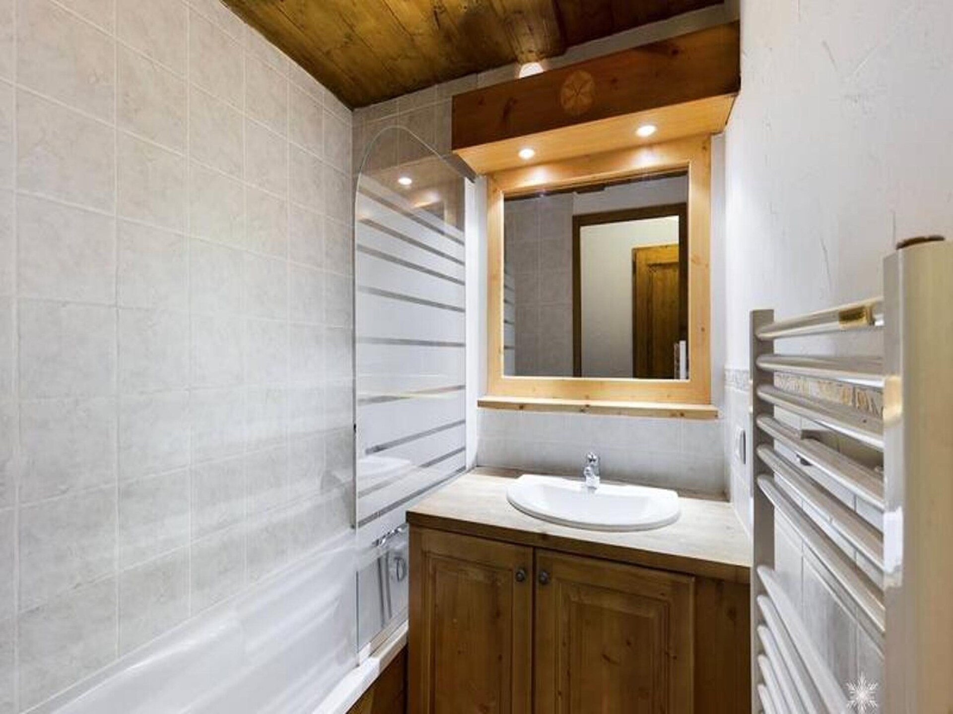 Ruim appartement in hartje skigebied met parkeerplaats, 150m van de piste - foto 16