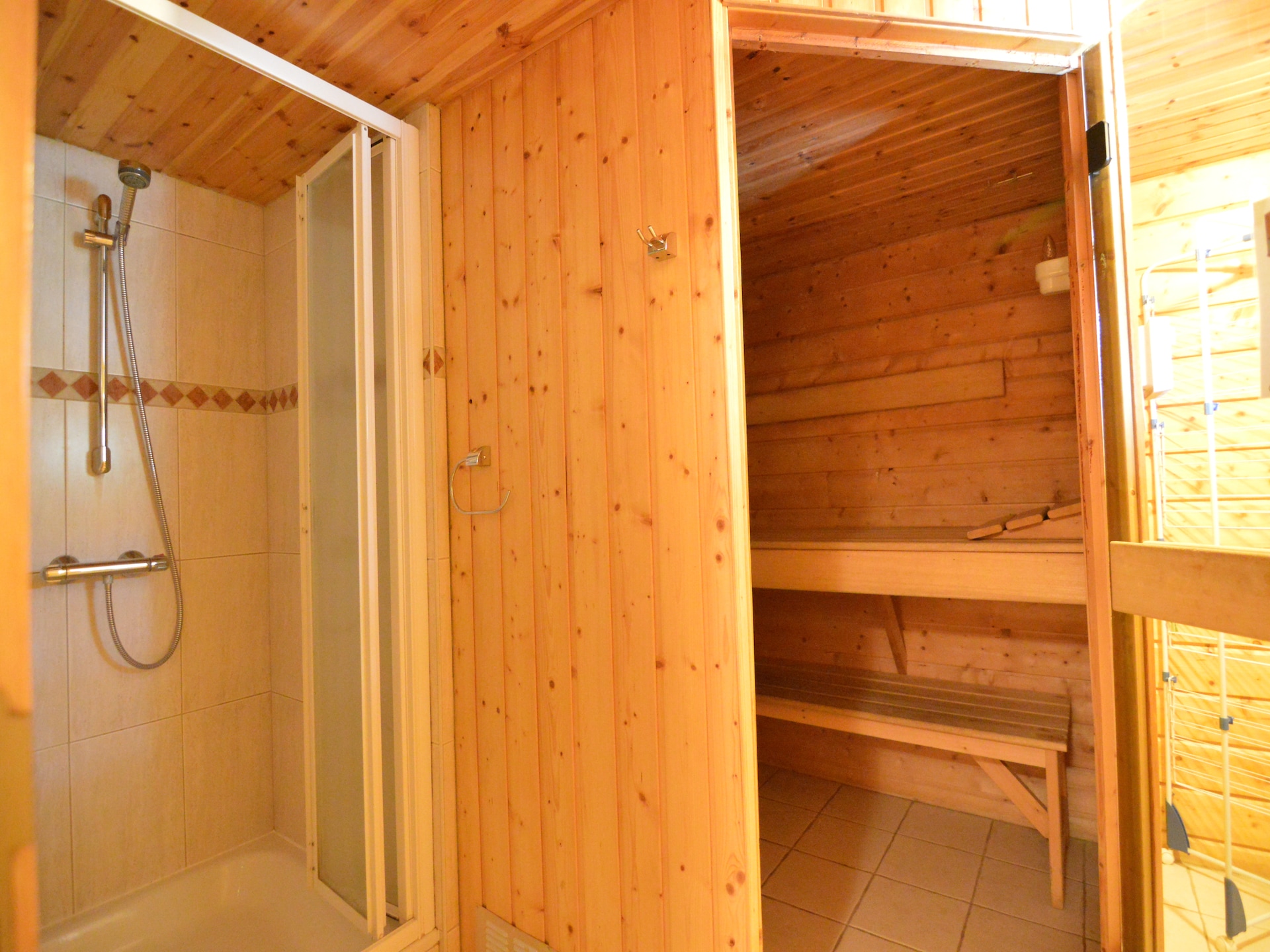 Op 1,0 km van de piste: Ruim chalet Névada voor 8 personen in Ovifat - foto 23
