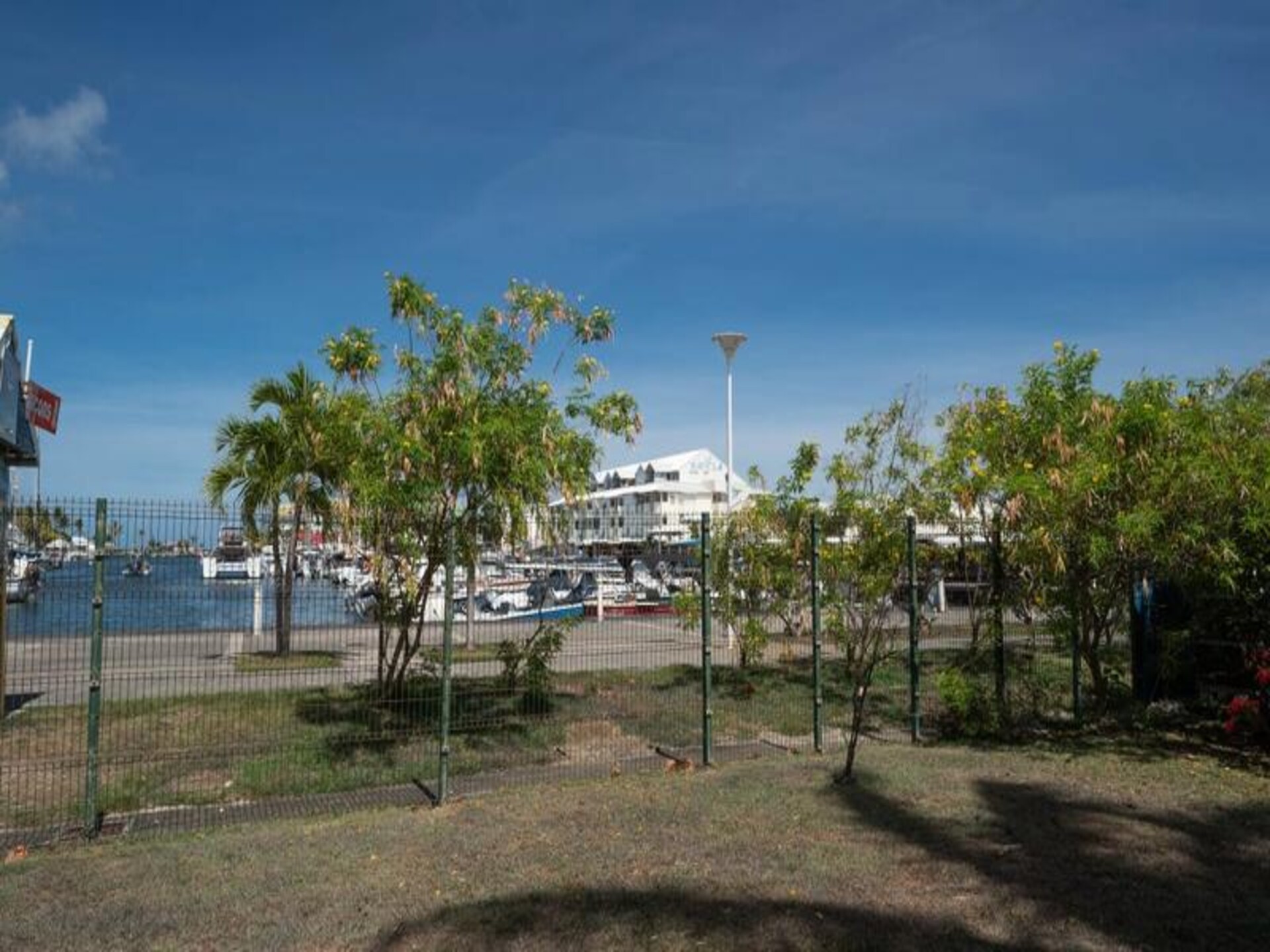 Licht appartement aan jachthaven Saint-François met zwembaden - foto 20