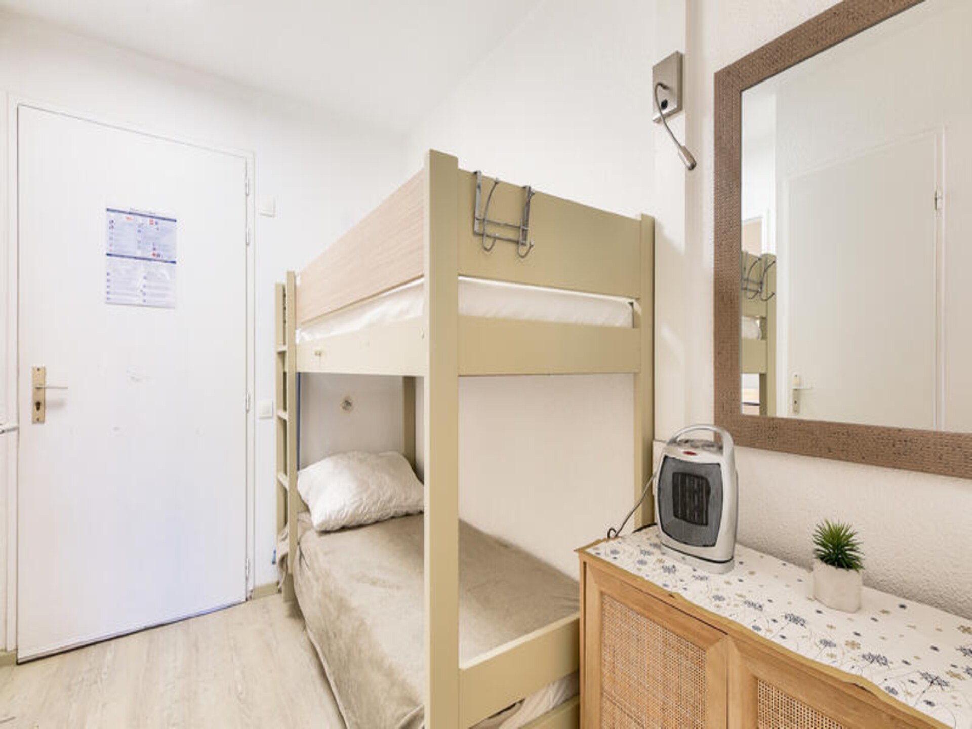 Licht appartement met terras aan bosrand, zwembad en golfbaan op 400m - foto 25