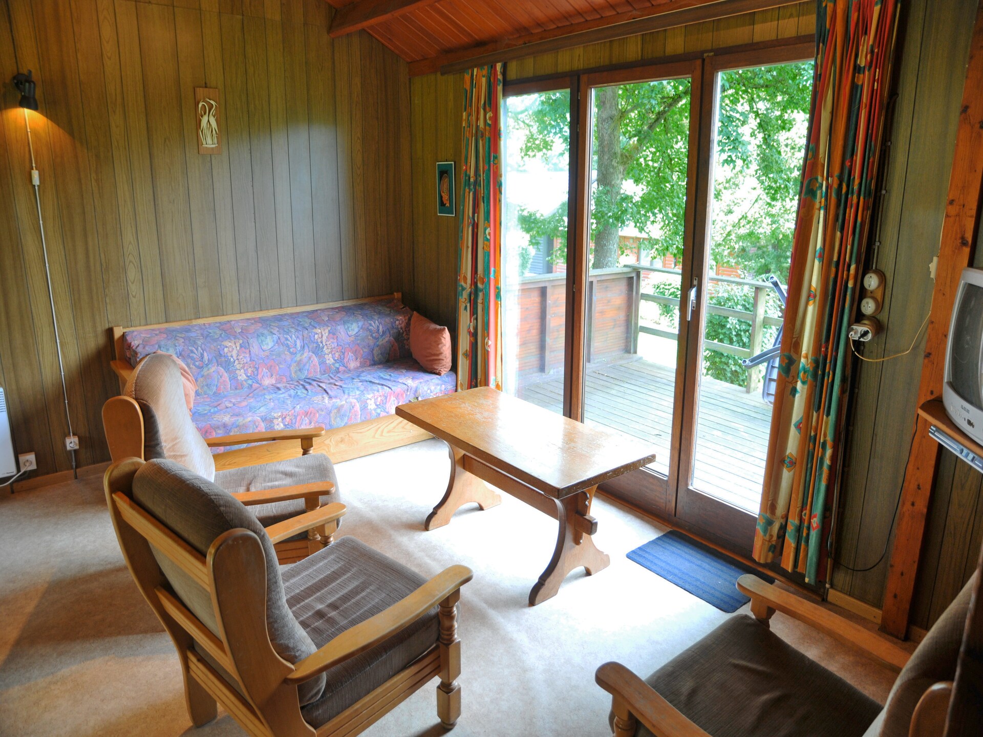 6-persoons houten bungalow in groen Jupille met hondvriendelijk terras - foto 2