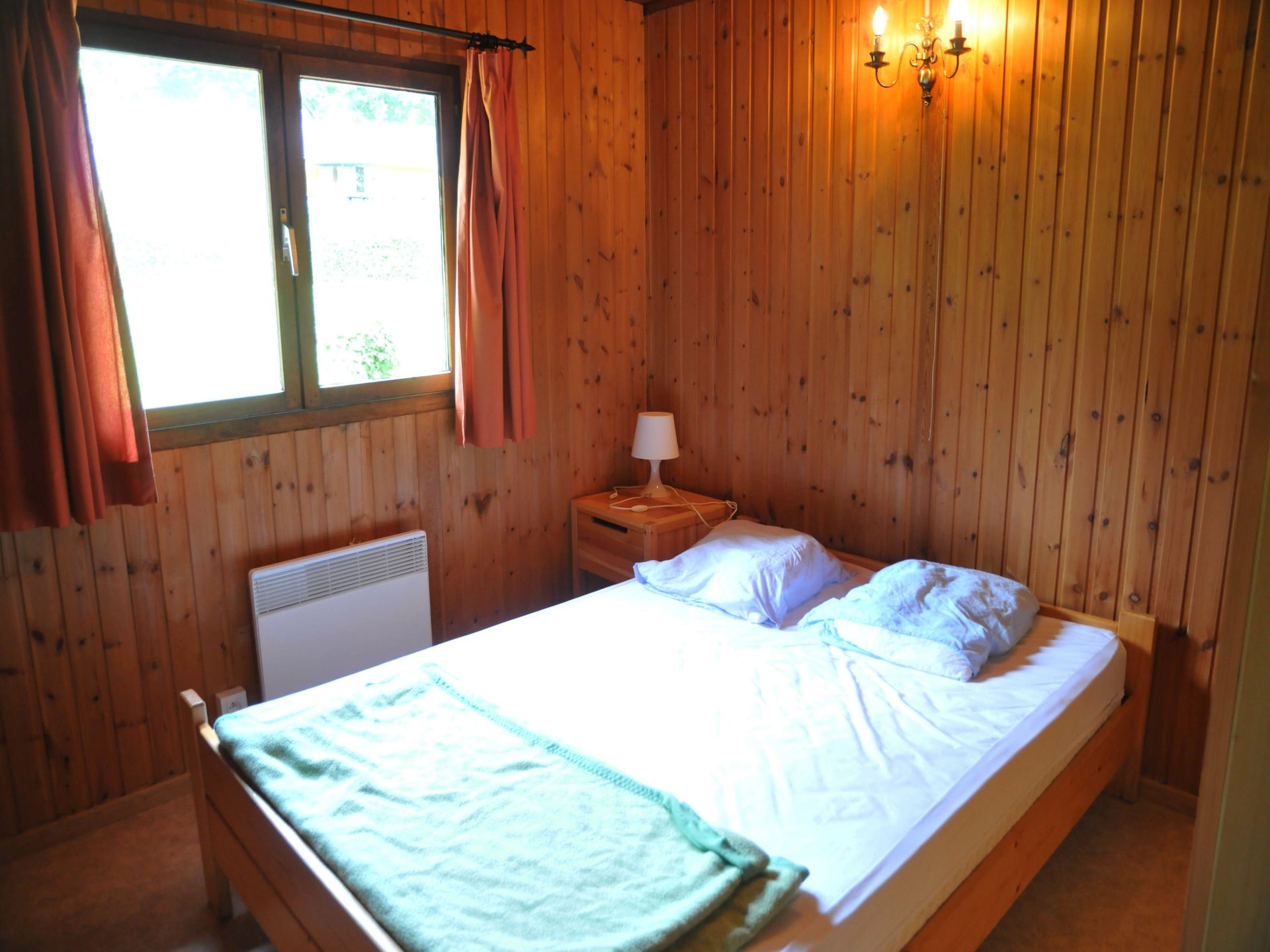 6-persoons houten bungalow in groen Jupille met hondvriendelijk terras - foto 4