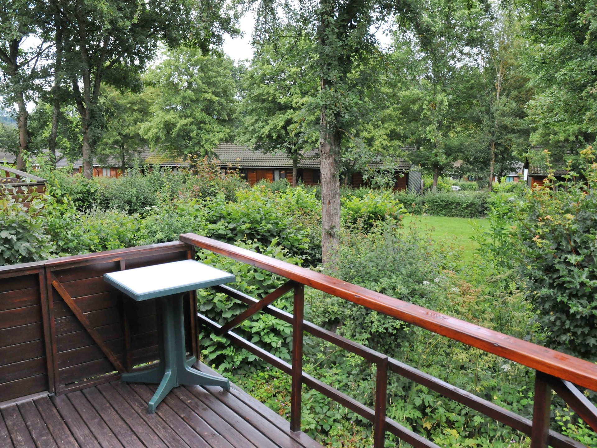 6-persoons houten bungalow in groen Jupille met hondvriendelijk terras - foto 5