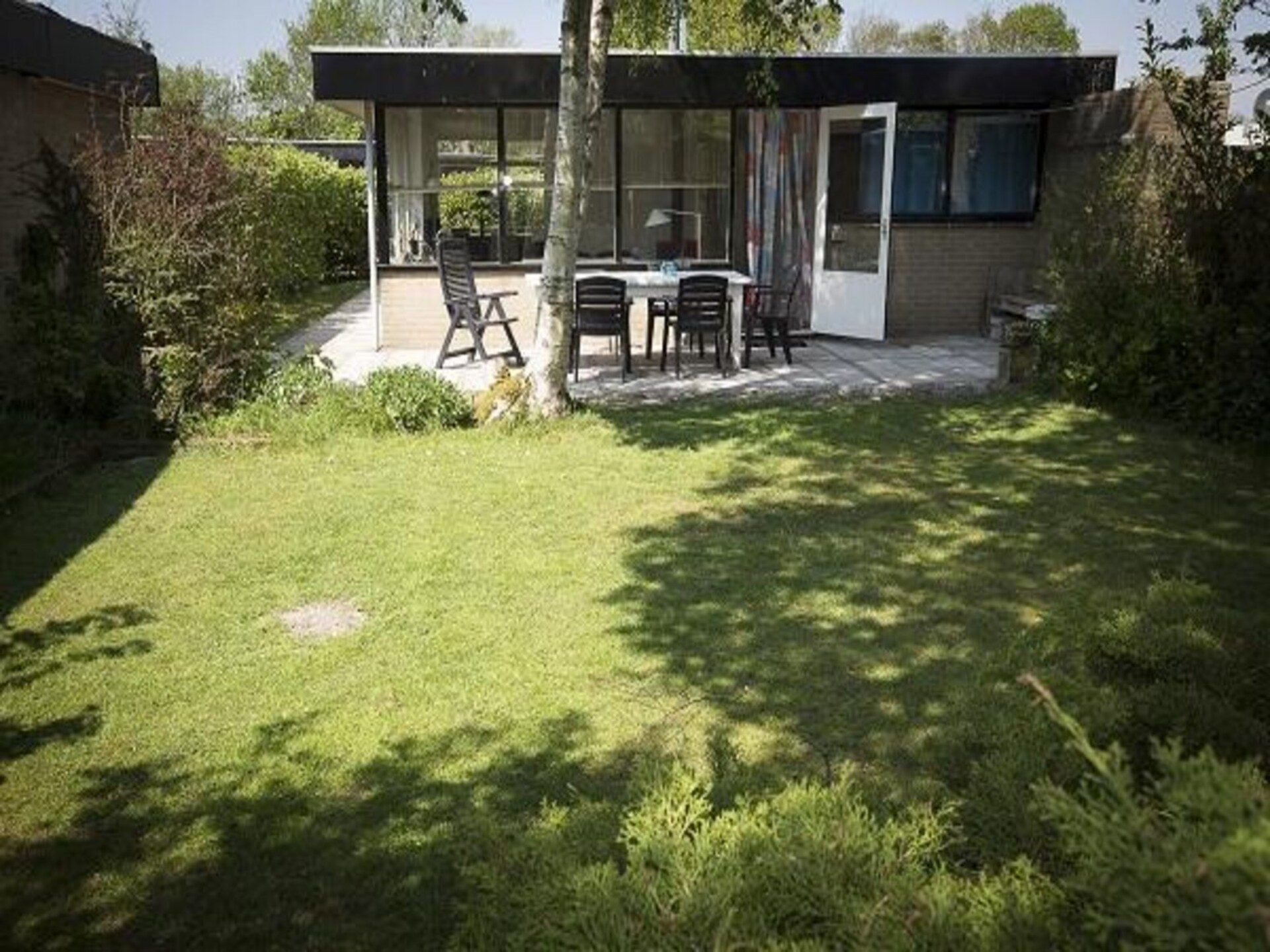 Vrijstaande vakantiebungalow met houtkachel en zonnige tuin in Sint Maartenszee - foto 2