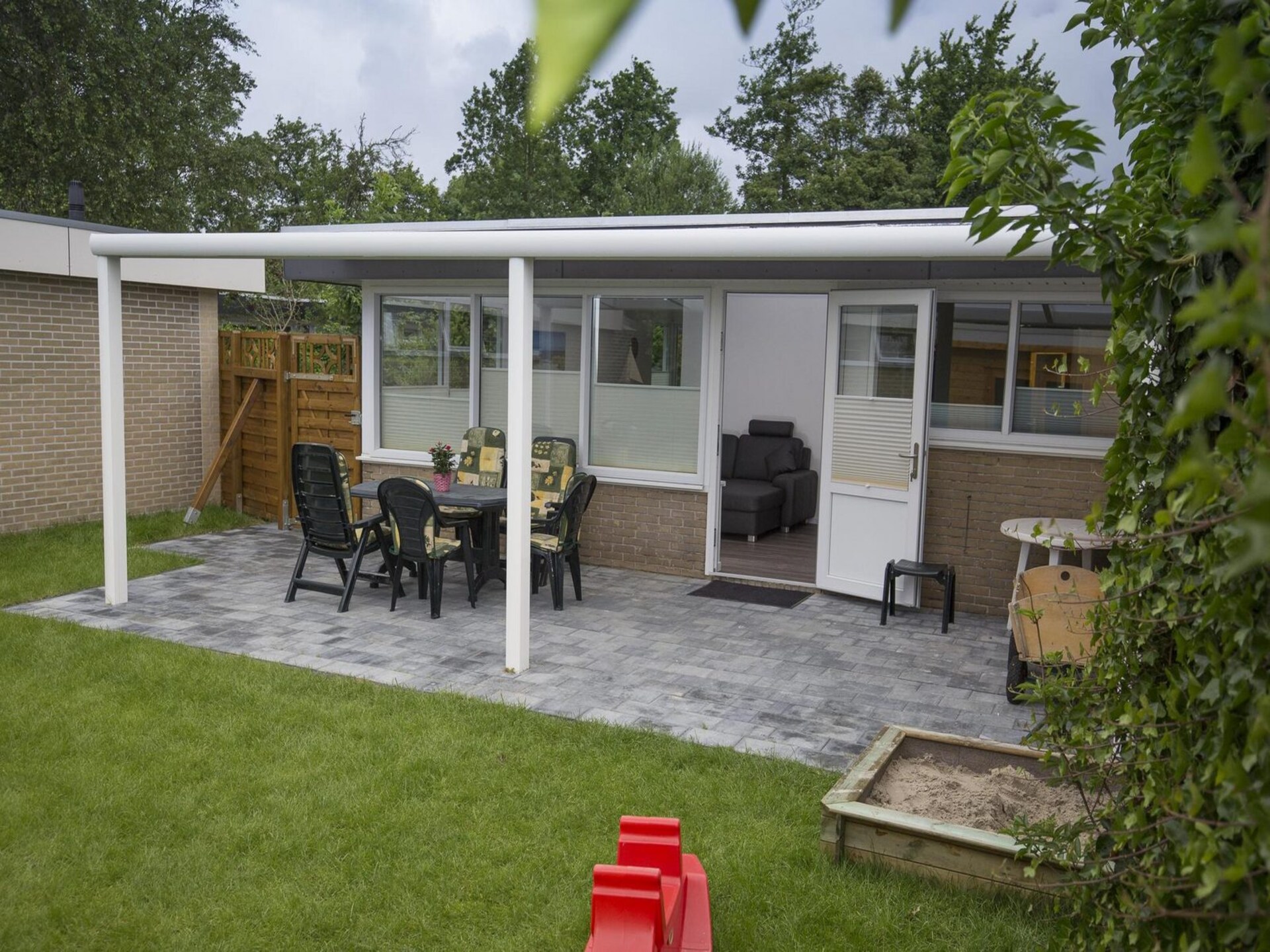 Comfortabele vrijstaande bungalow met zonnige tuin in Sint Maartenszee - foto 2