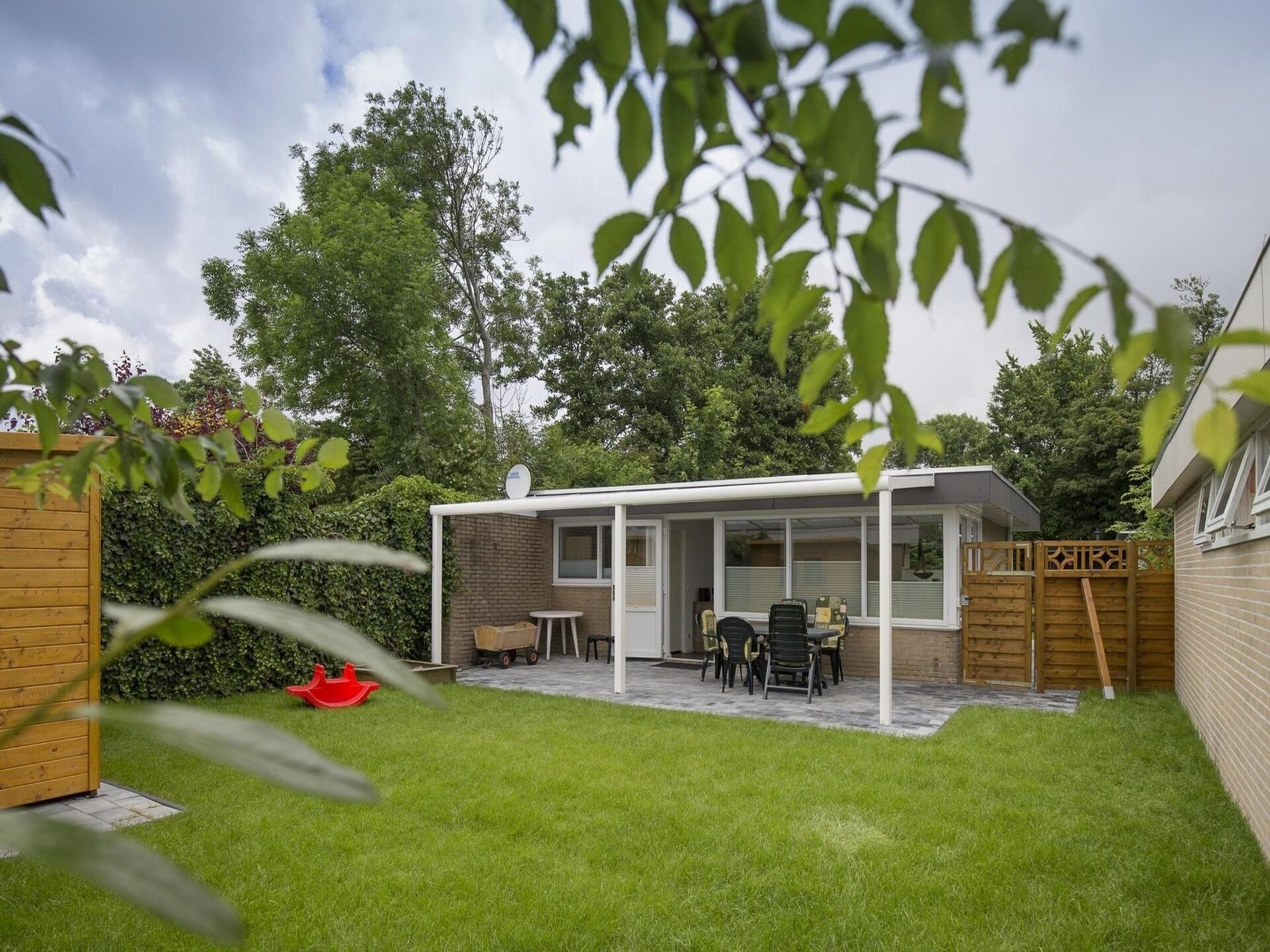 Comfortabele vrijstaande bungalow met zonnige tuin in Sint Maartenszee - foto 11