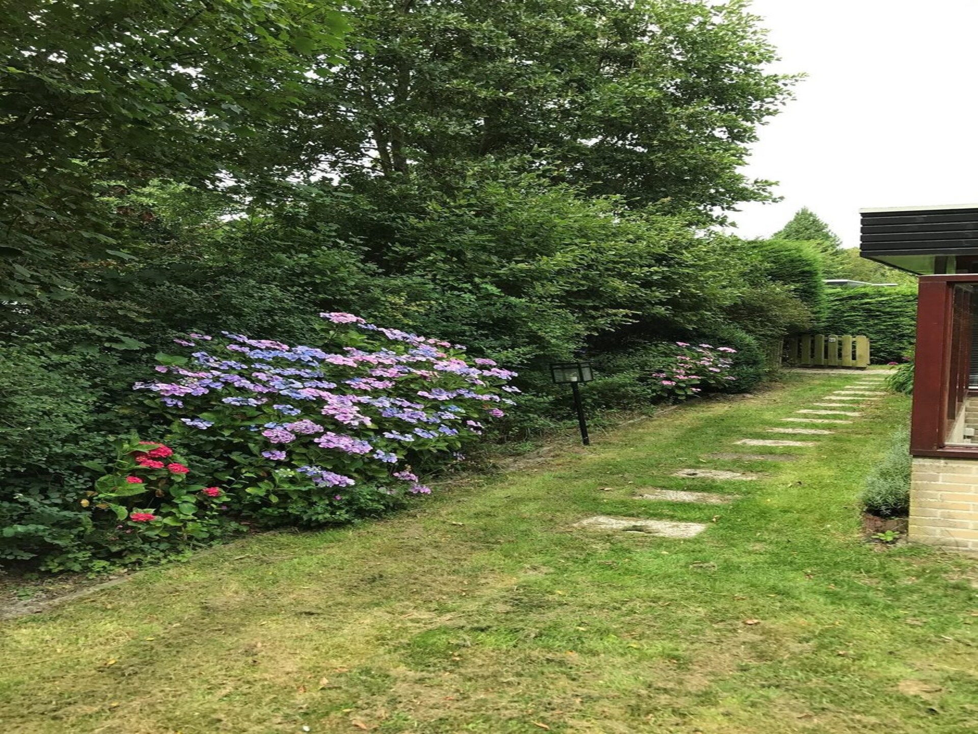 Sfeervolle vrijstaande bungalow met omheinde tuin in Sint Maartenszee - foto 12