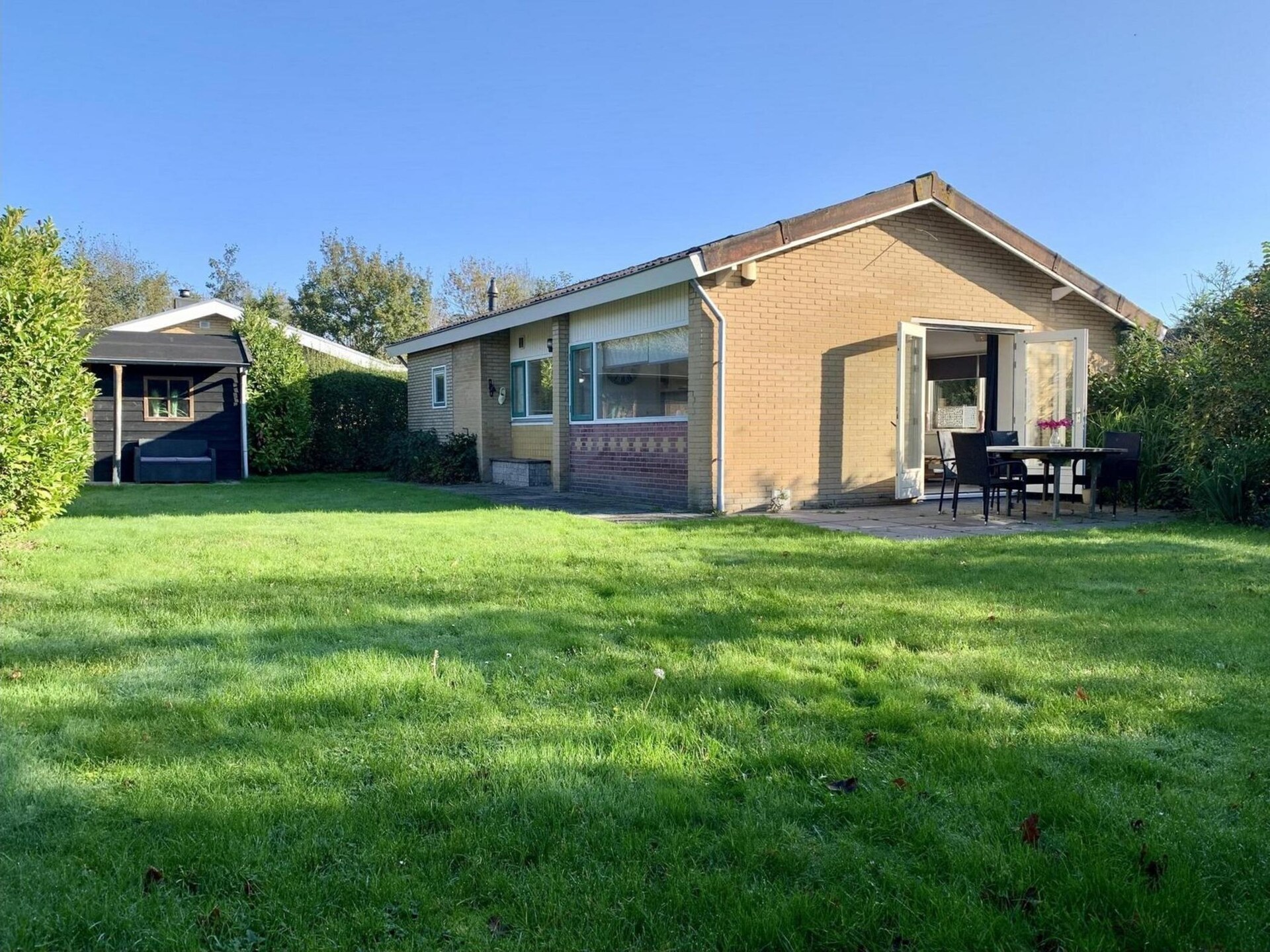 Vrijstaande moderne bungalow met omheinde tuin in Sint Maartenszee - foto 27