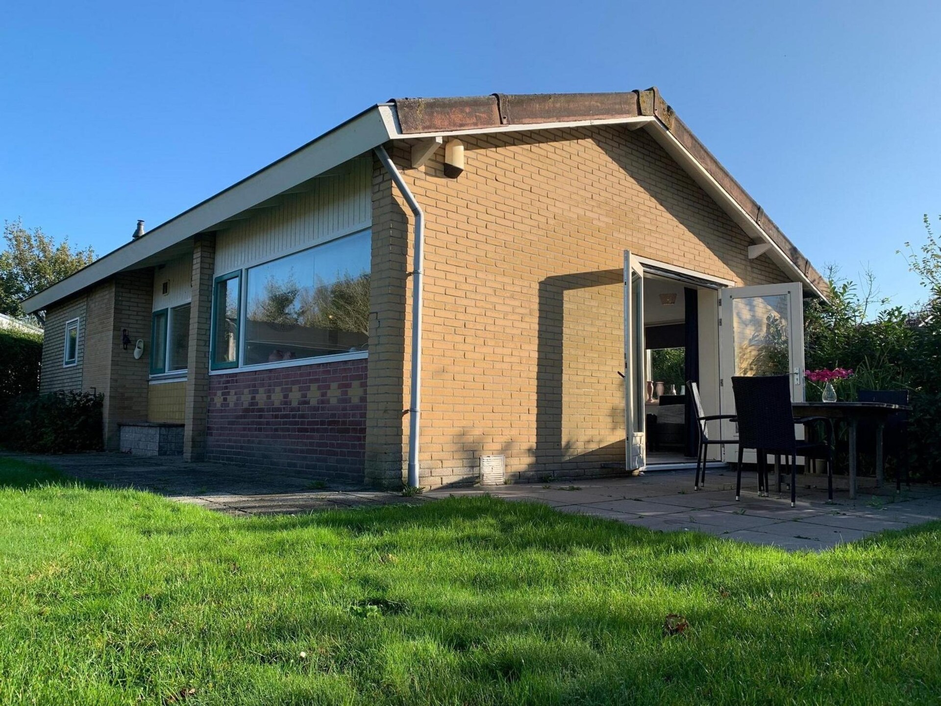 Vrijstaande moderne bungalow met omheinde tuin in Sint Maartenszee - foto 17
