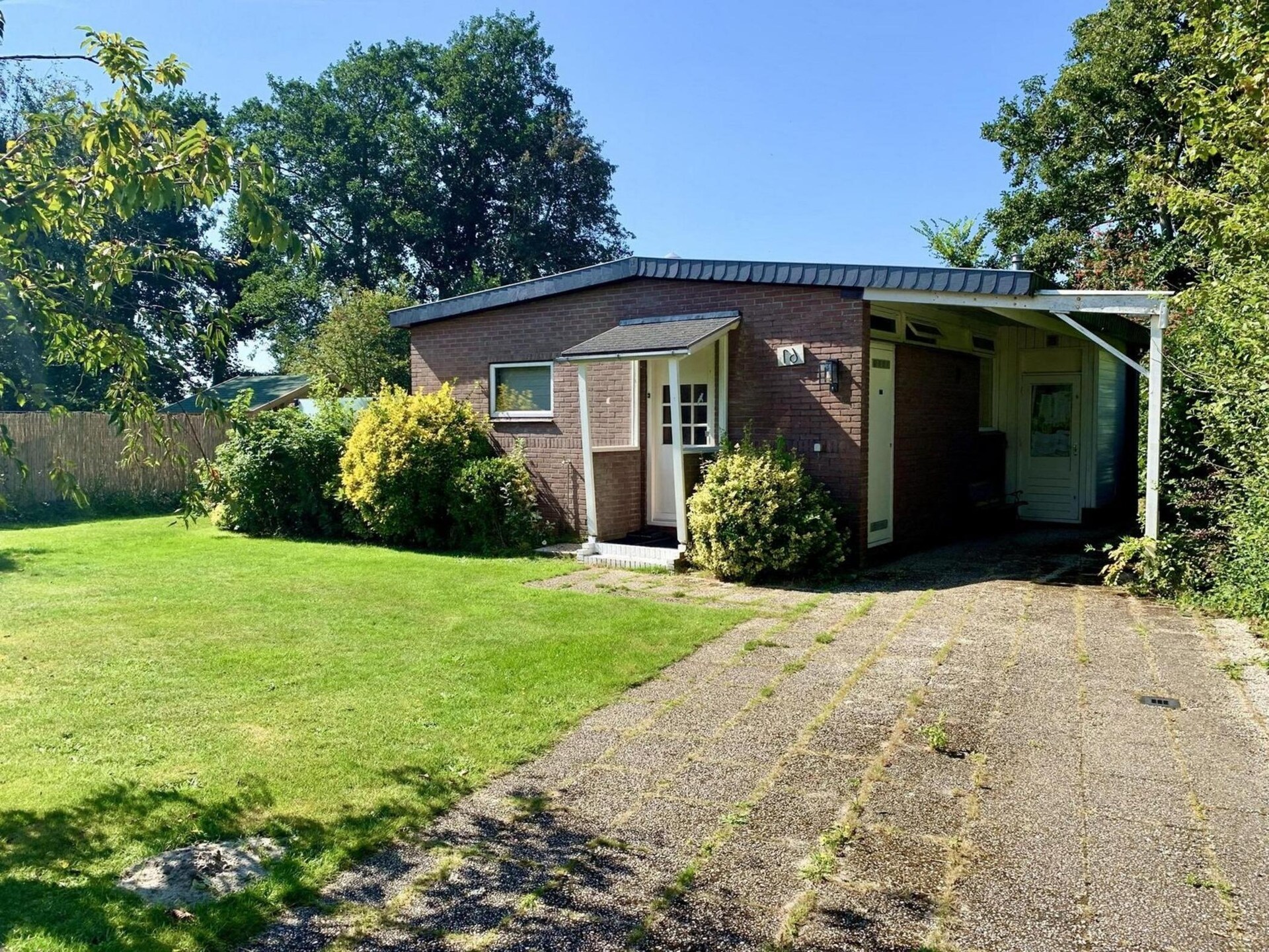 Vrijstaande 5-persoonsbungalow met grote tuin nabij strand Sint Maartenszee - foto 4