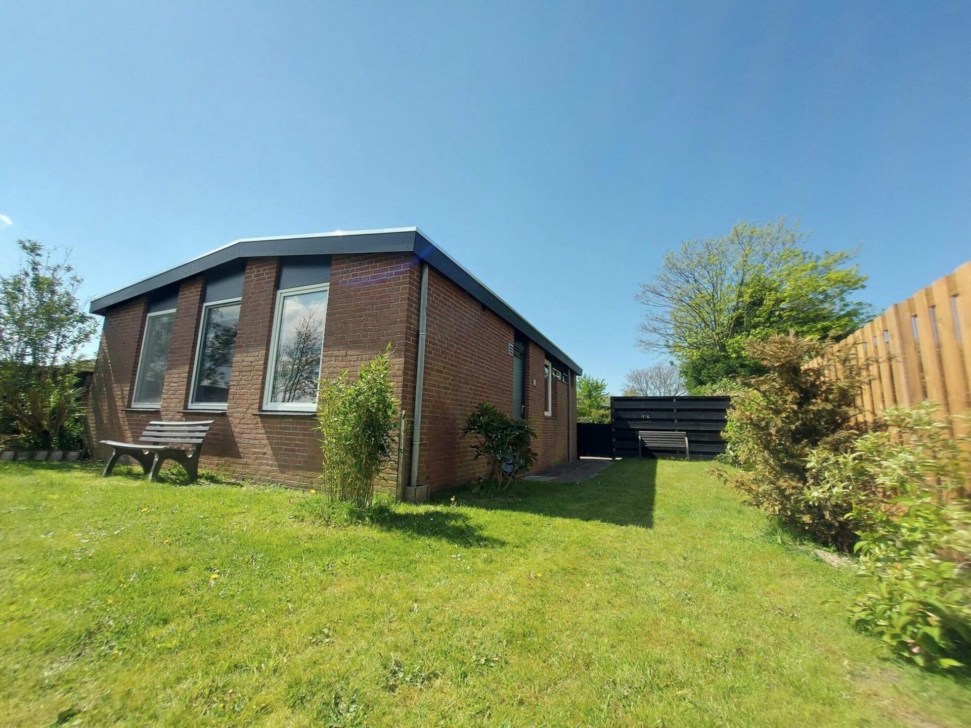 Vrijstaande bungalow met grote tuin op 1,5 km van strand Sint Maartenszee - foto 19