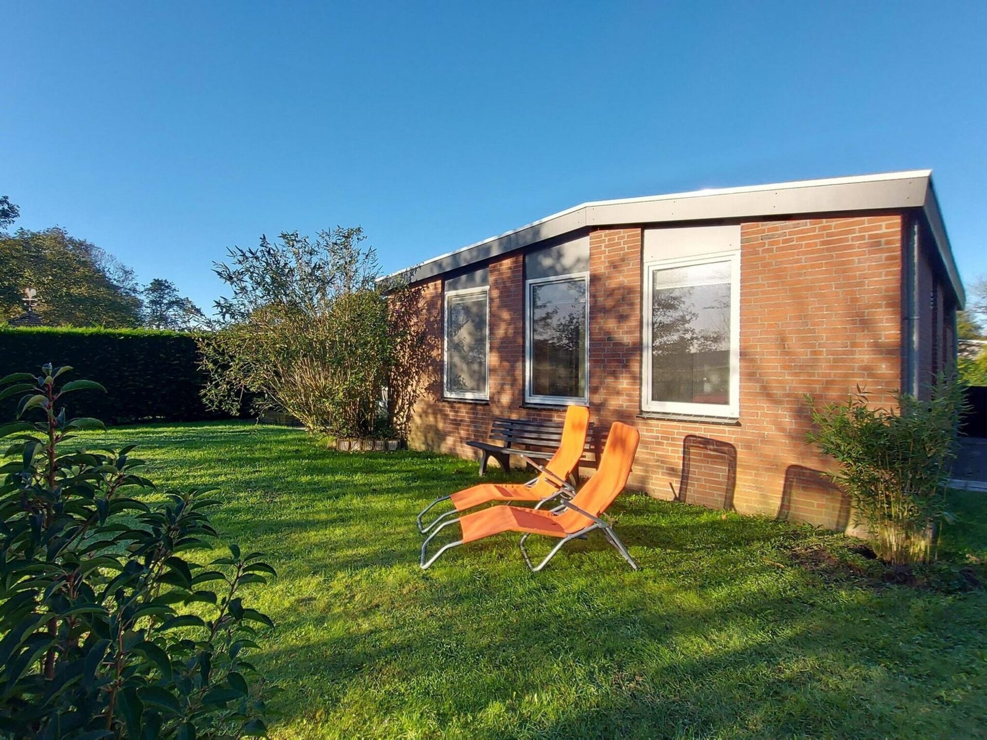 Vrijstaande bungalow met grote tuin op 1,5 km van strand Sint Maartenszee - foto 21