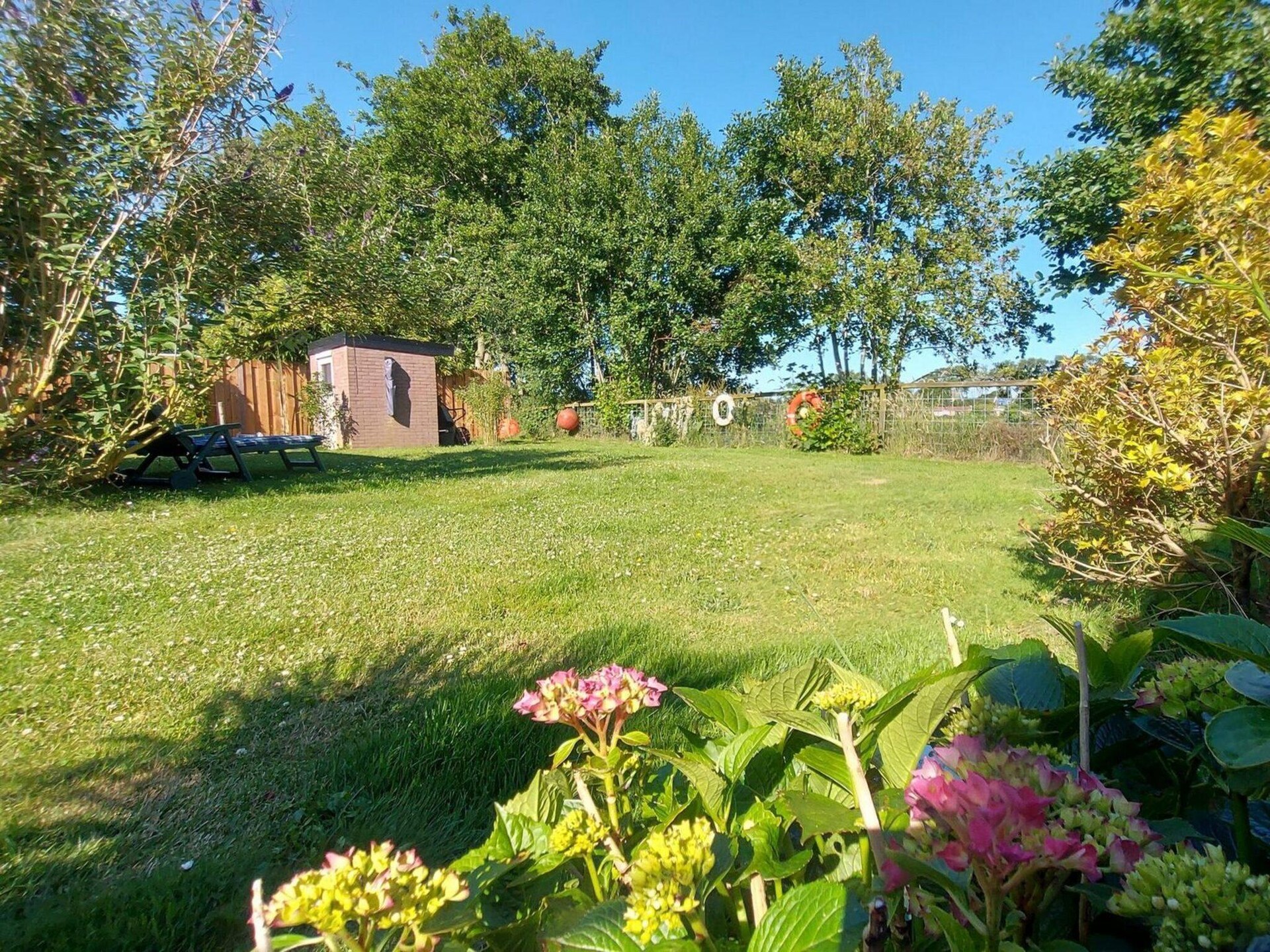 Vrijstaande bungalow met grote tuin op 1,5 km van strand Sint Maartenszee - foto 17