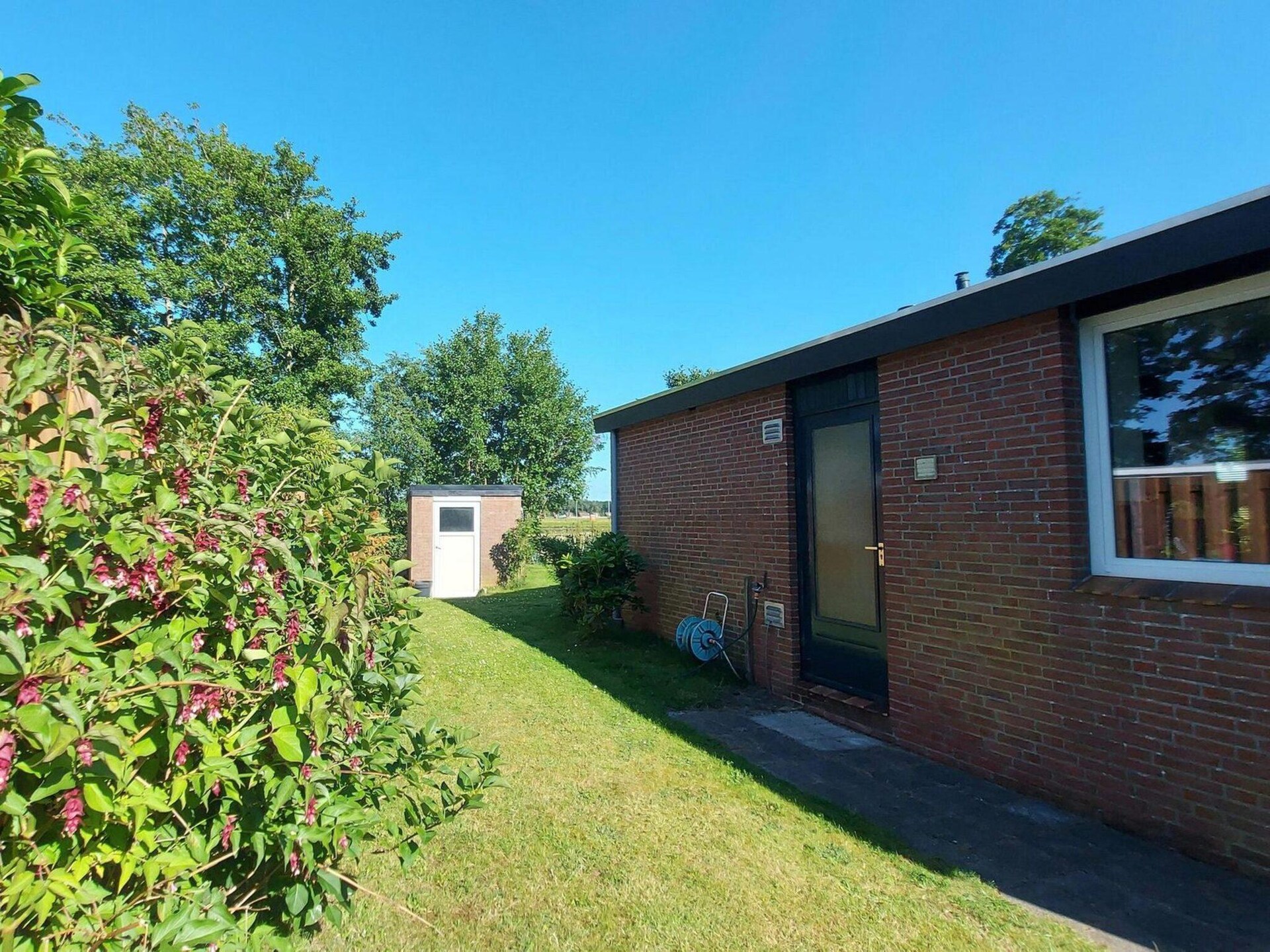 Vrijstaande bungalow met grote tuin op 1,5 km van strand Sint Maartenszee - foto 18