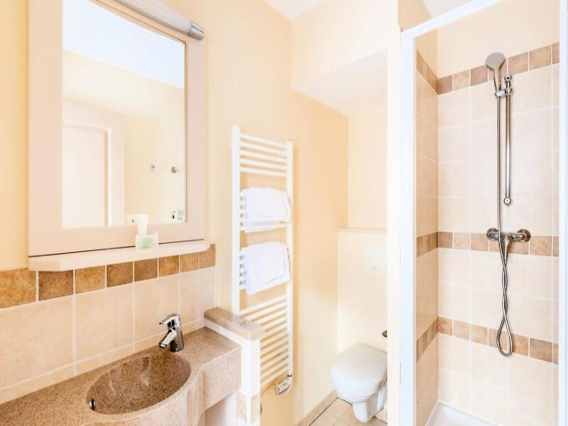 Ruim appartement voor 8 aan de voet van de Luberon met zwembaden - foto 14