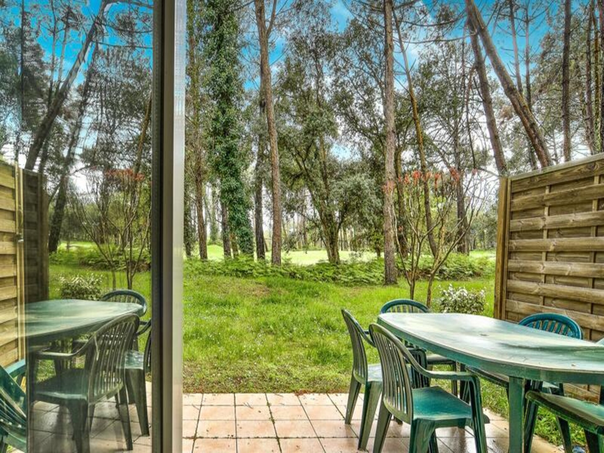 Golfvilla in pijnbomenbos met terras vlakbij de oceaan - foto 26