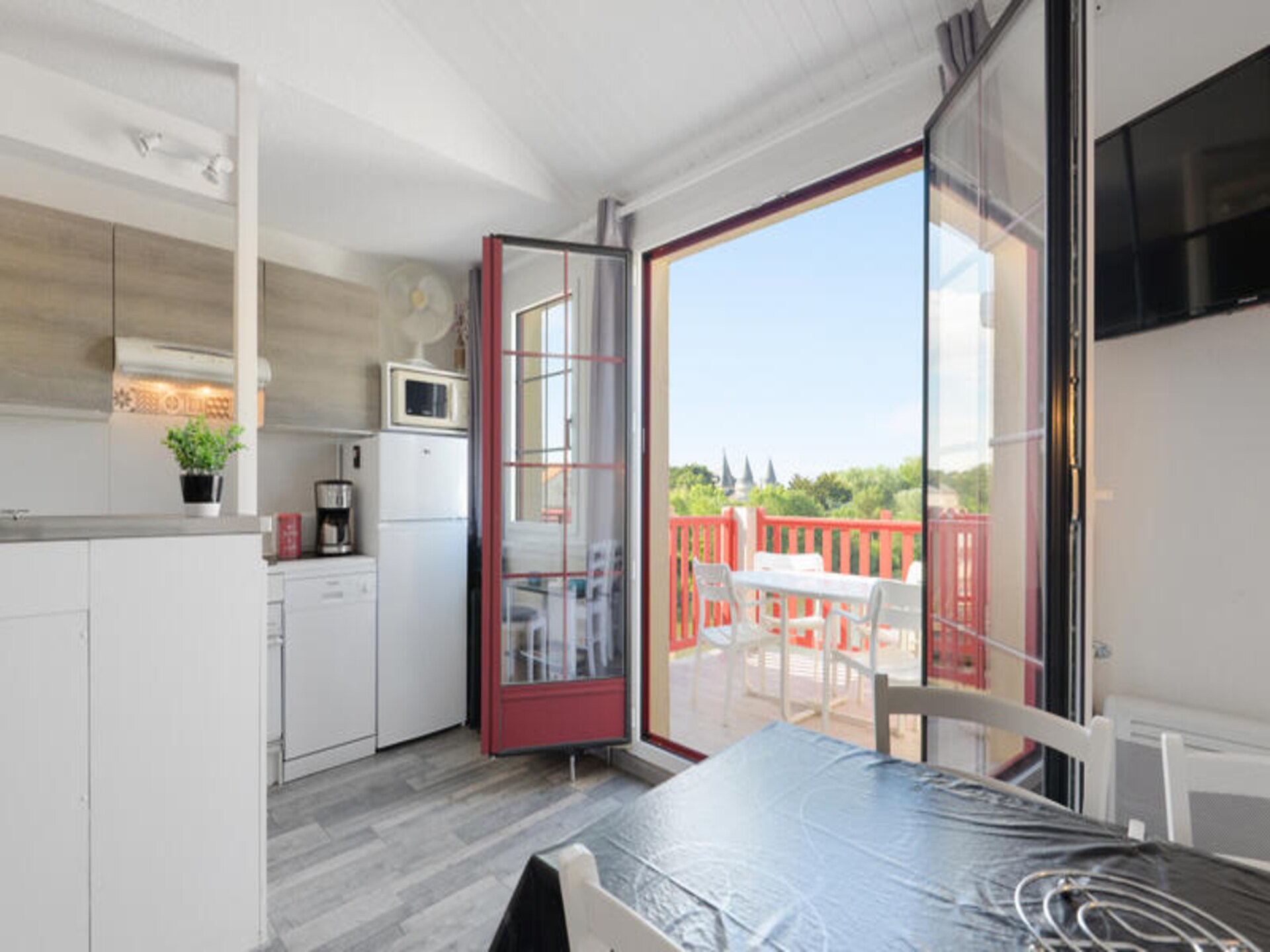 Modern appartement aan meer met zwembaden, op 2,5 km van strand - foto 23