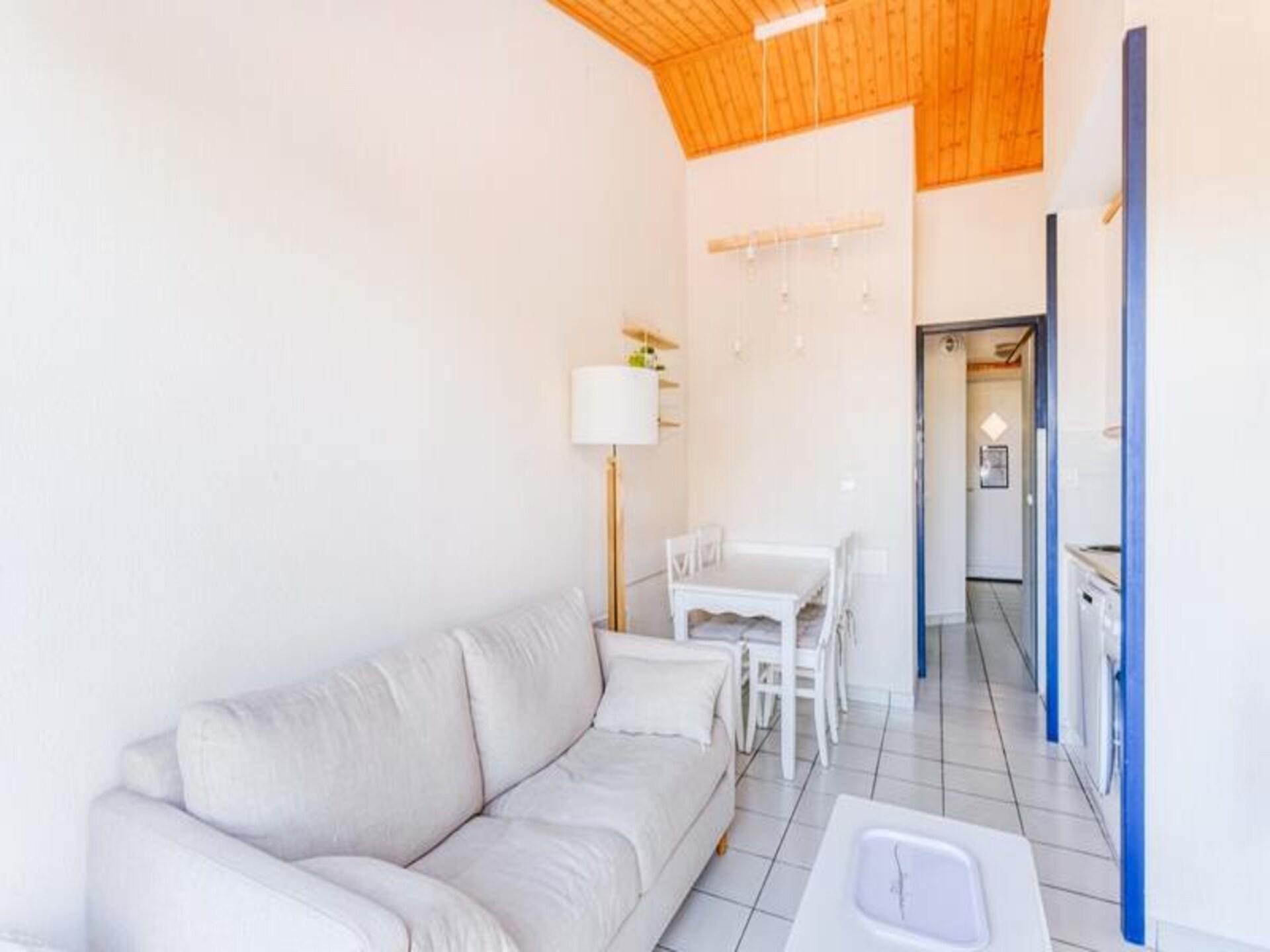 Licht appartement met balkon en uitzicht op het meer bij de oceaan - foto 21