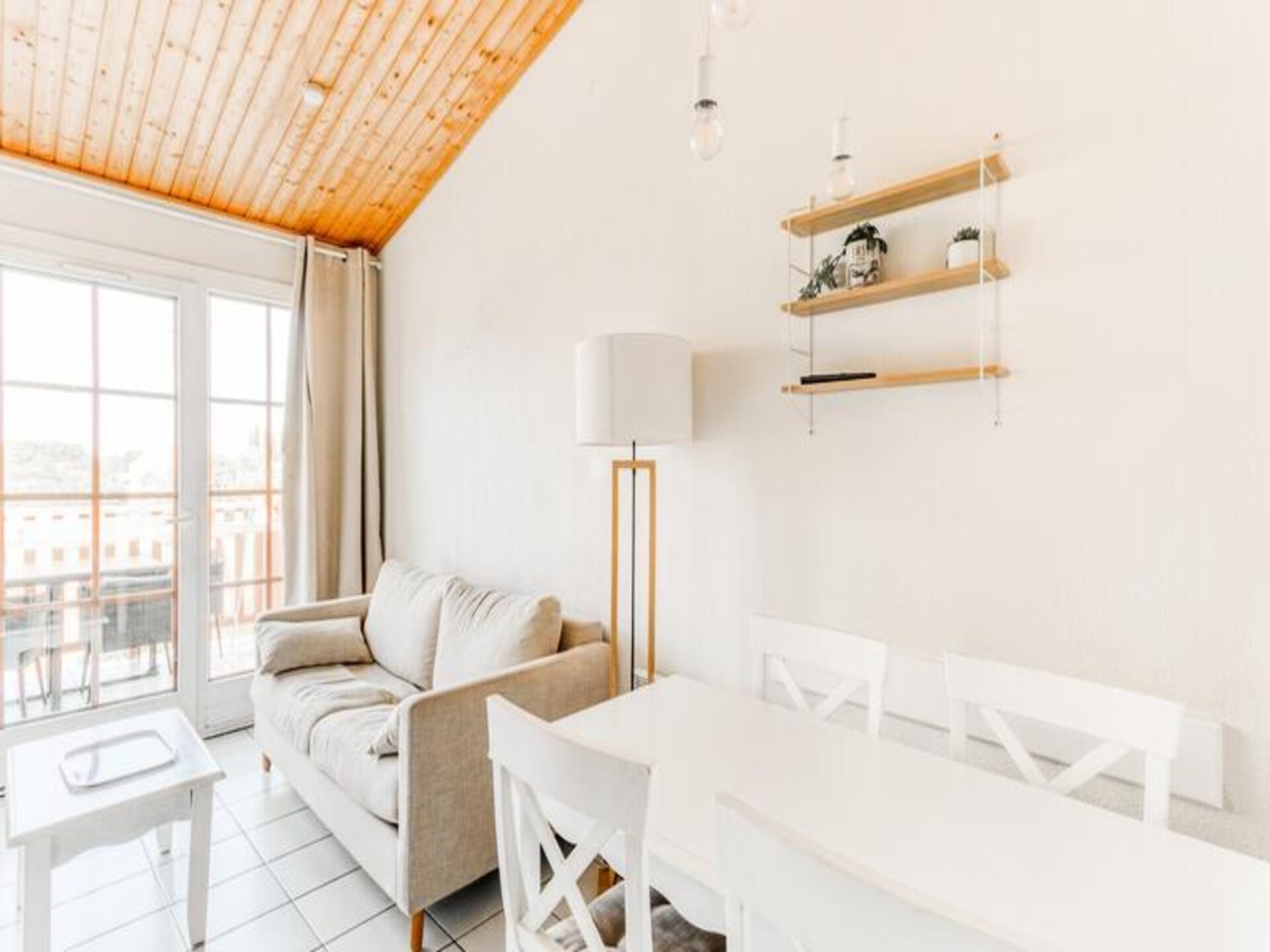 Licht appartement met balkon en uitzicht op het meer bij de oceaan - foto 23