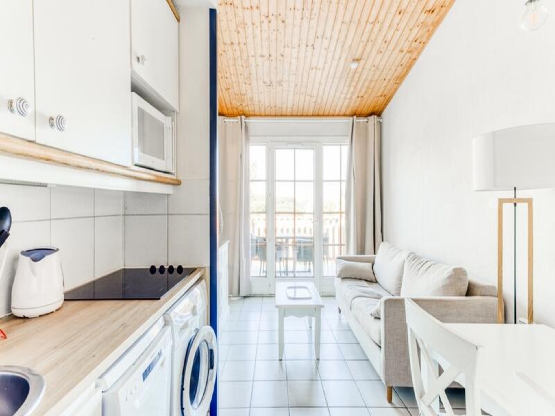 Licht appartement met balkon en uitzicht op het meer bij de oceaan - foto 25
