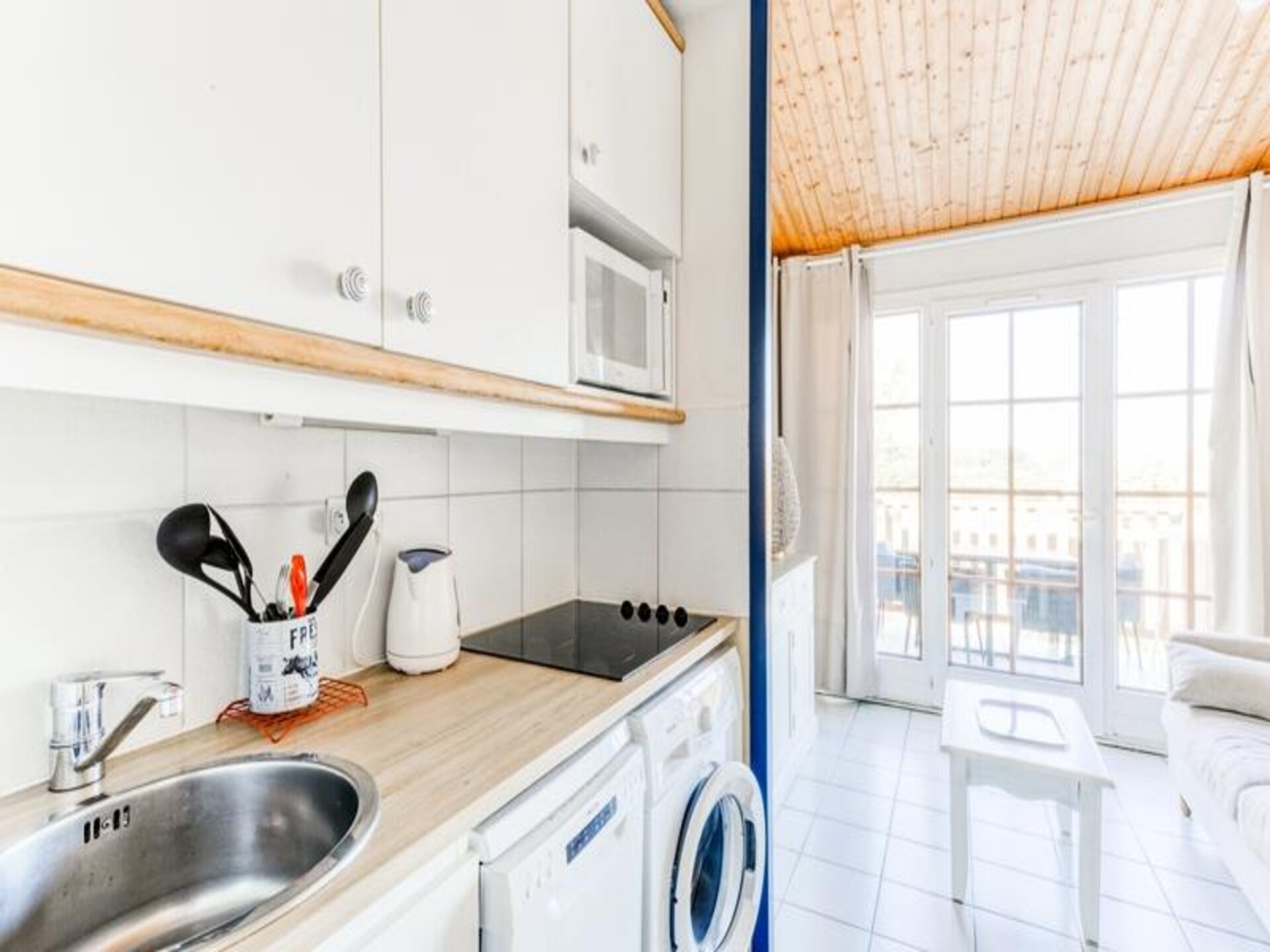 Licht appartement met balkon en uitzicht op het meer bij de oceaan - foto 26