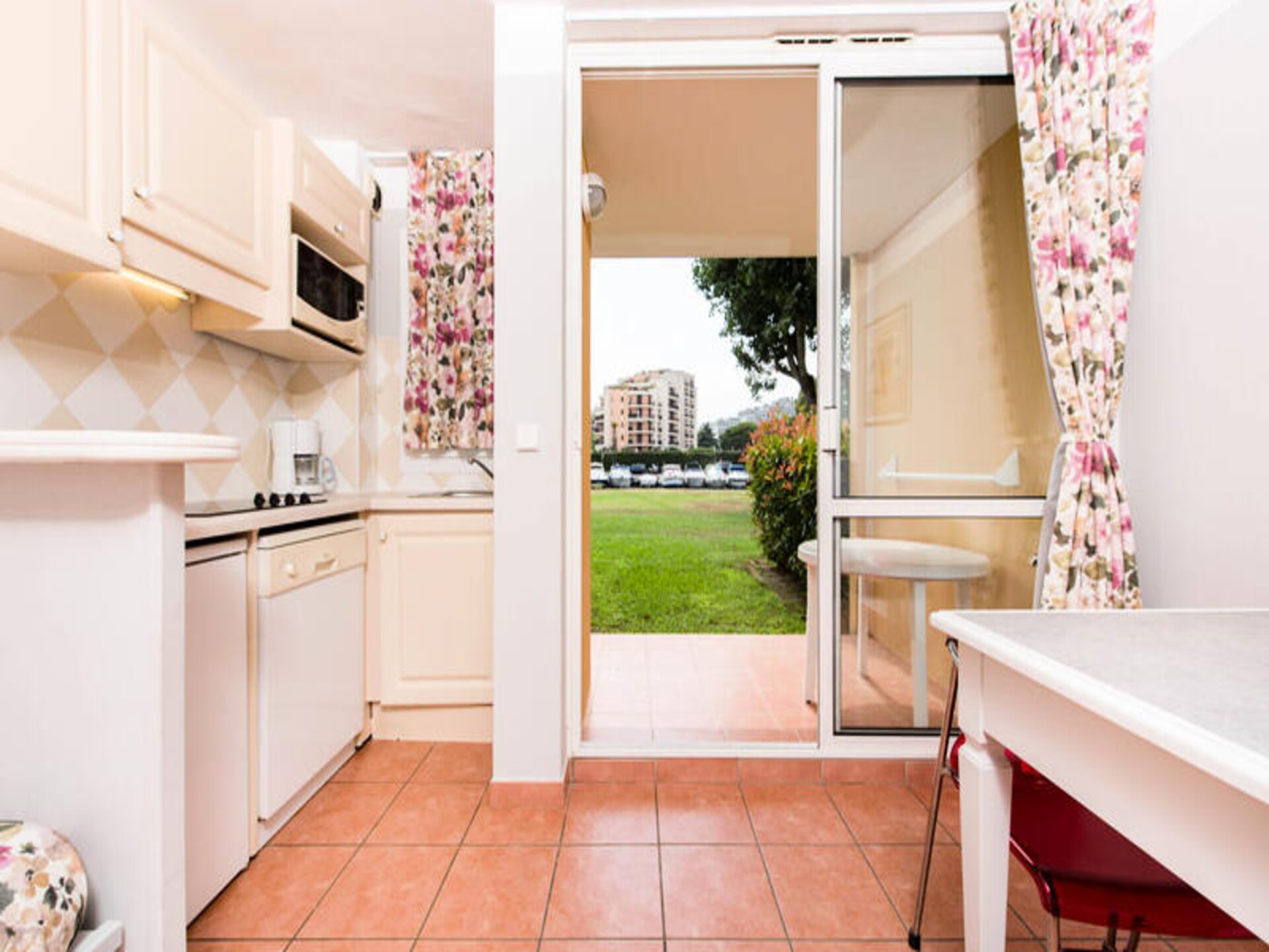 Zonnig appartement op 800m van het strand met zwembad en tuin in Mandelieu - foto 14