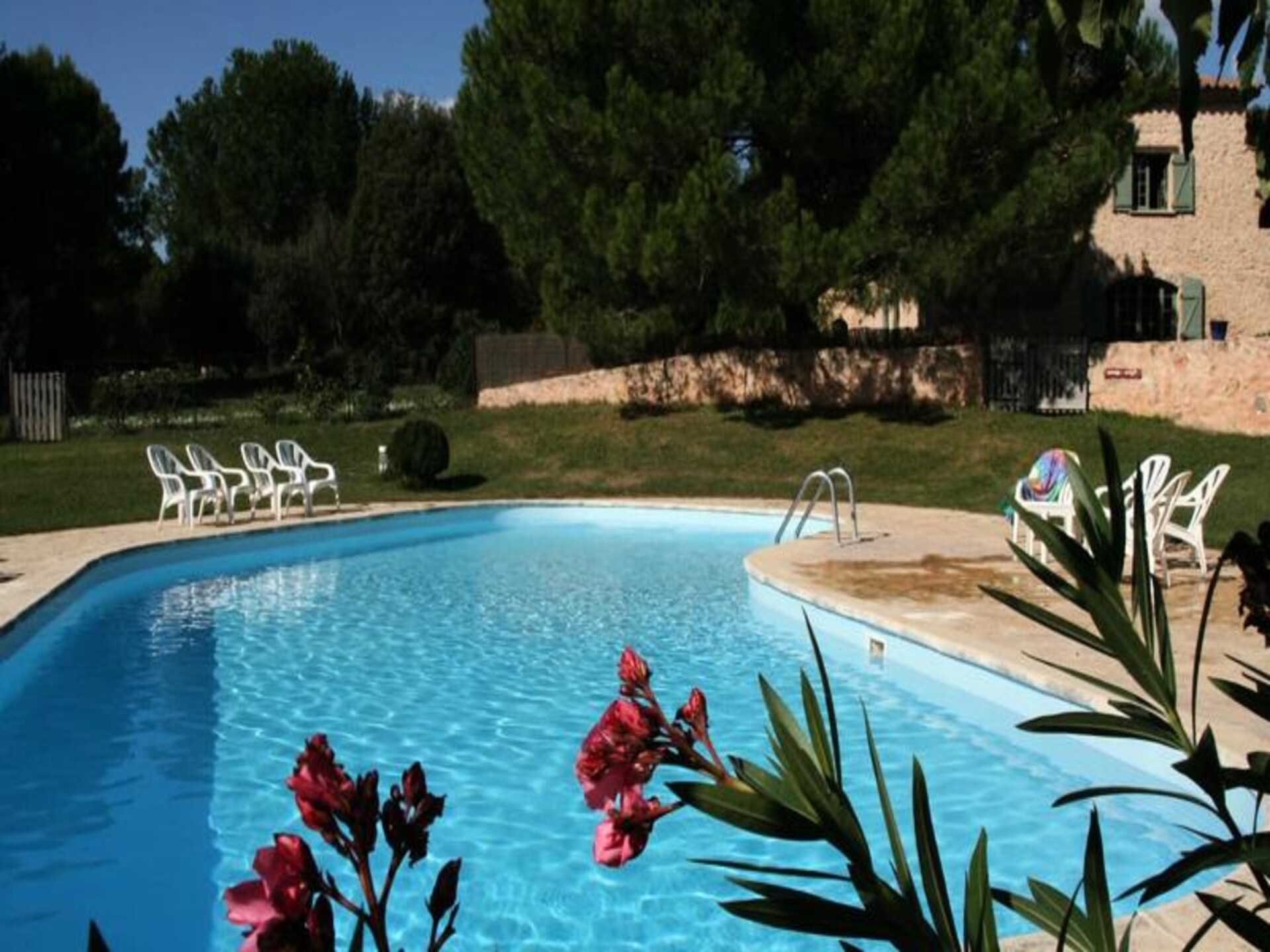 L'Oubradou: Authentiek Provencaals appartement met gedeeld zwembad in 6 hectare natuur - foto 20