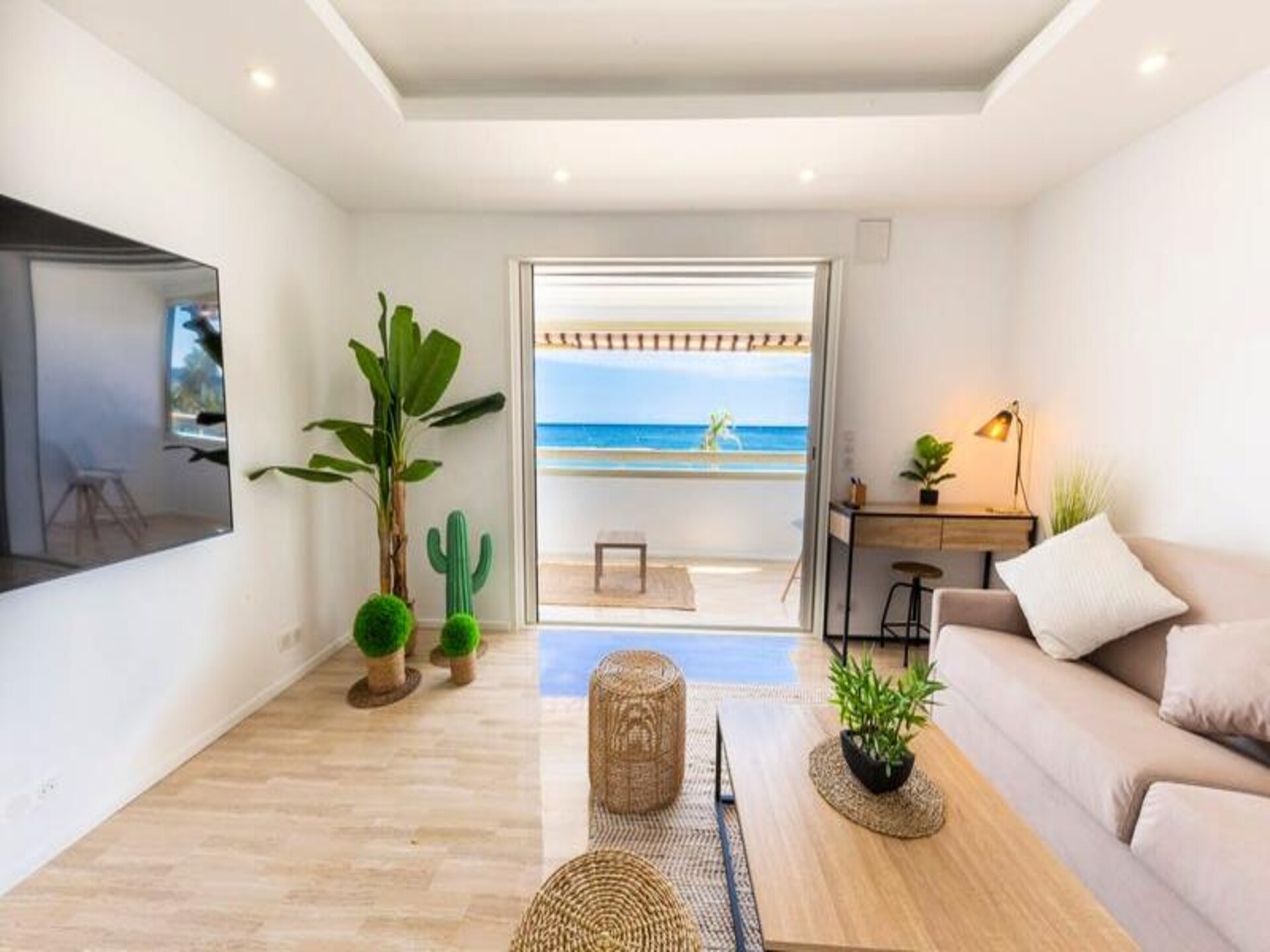 Gerenoveerd appartement met zeezicht en terras in Saint-Laurent-du-Var - foto 5