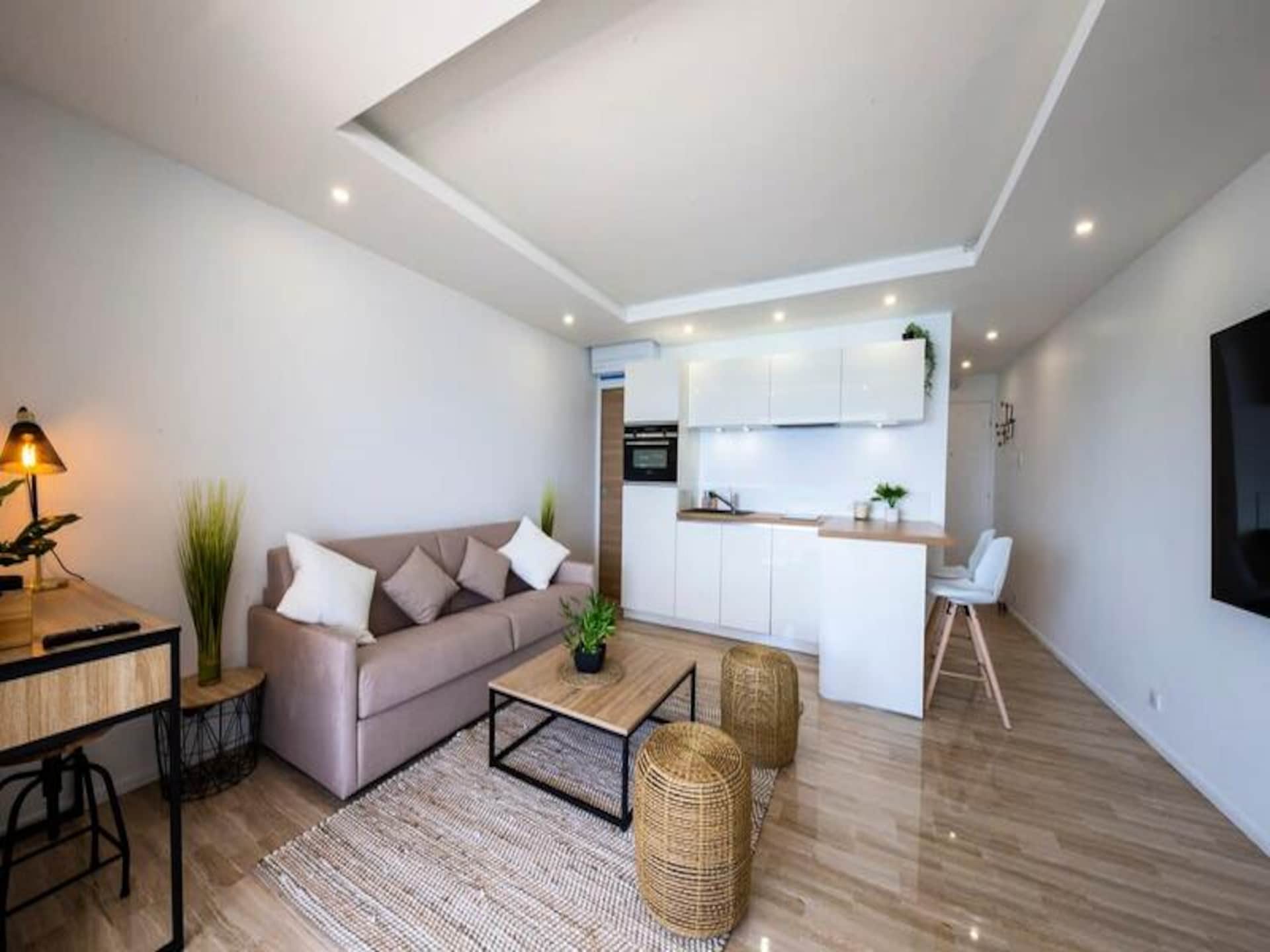 Gerenoveerd appartement met zeezicht en terras in Saint-Laurent-du-Var - foto 7