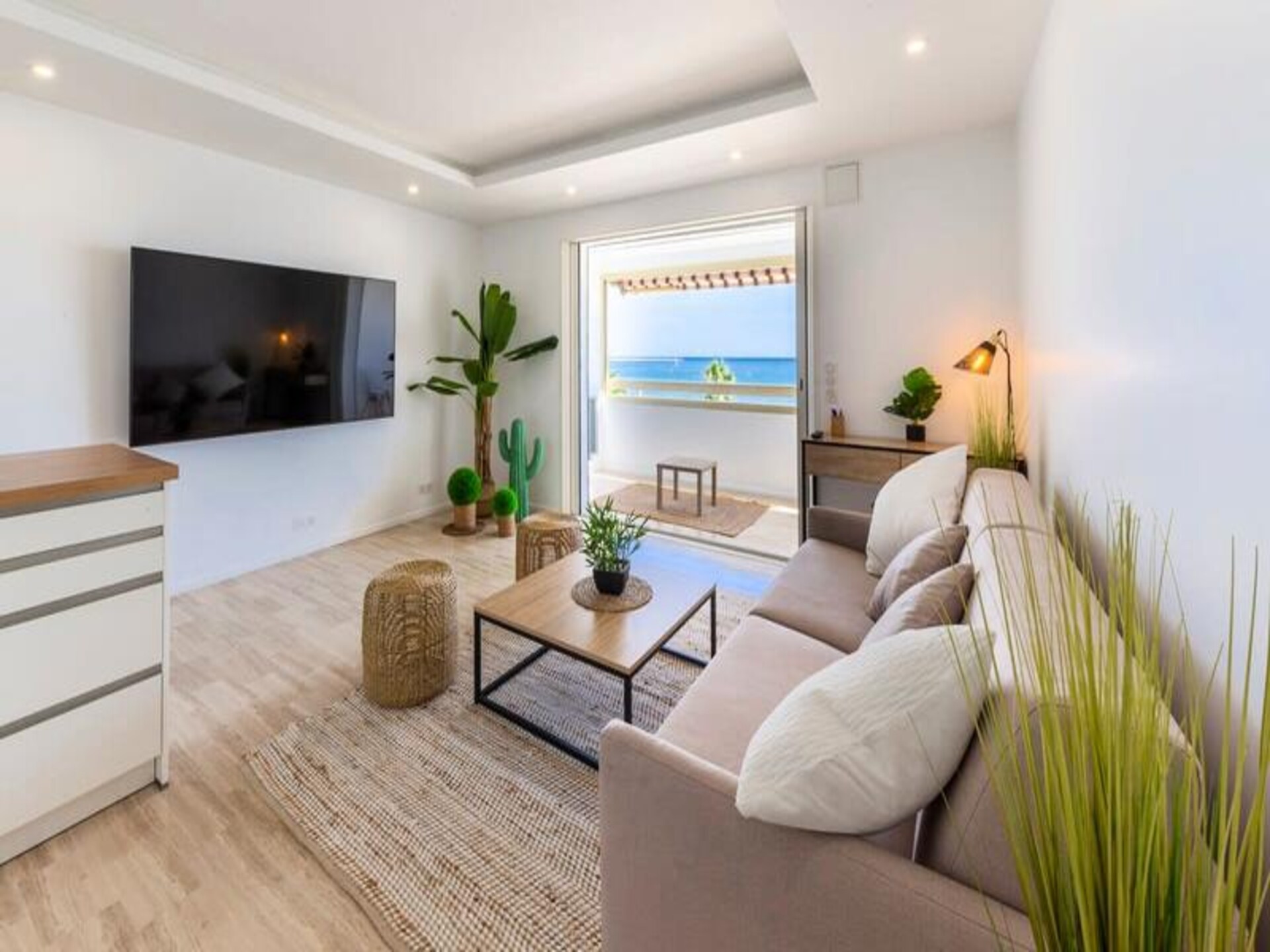 Gerenoveerd appartement met zeezicht en terras in Saint-Laurent-du-Var - foto 8