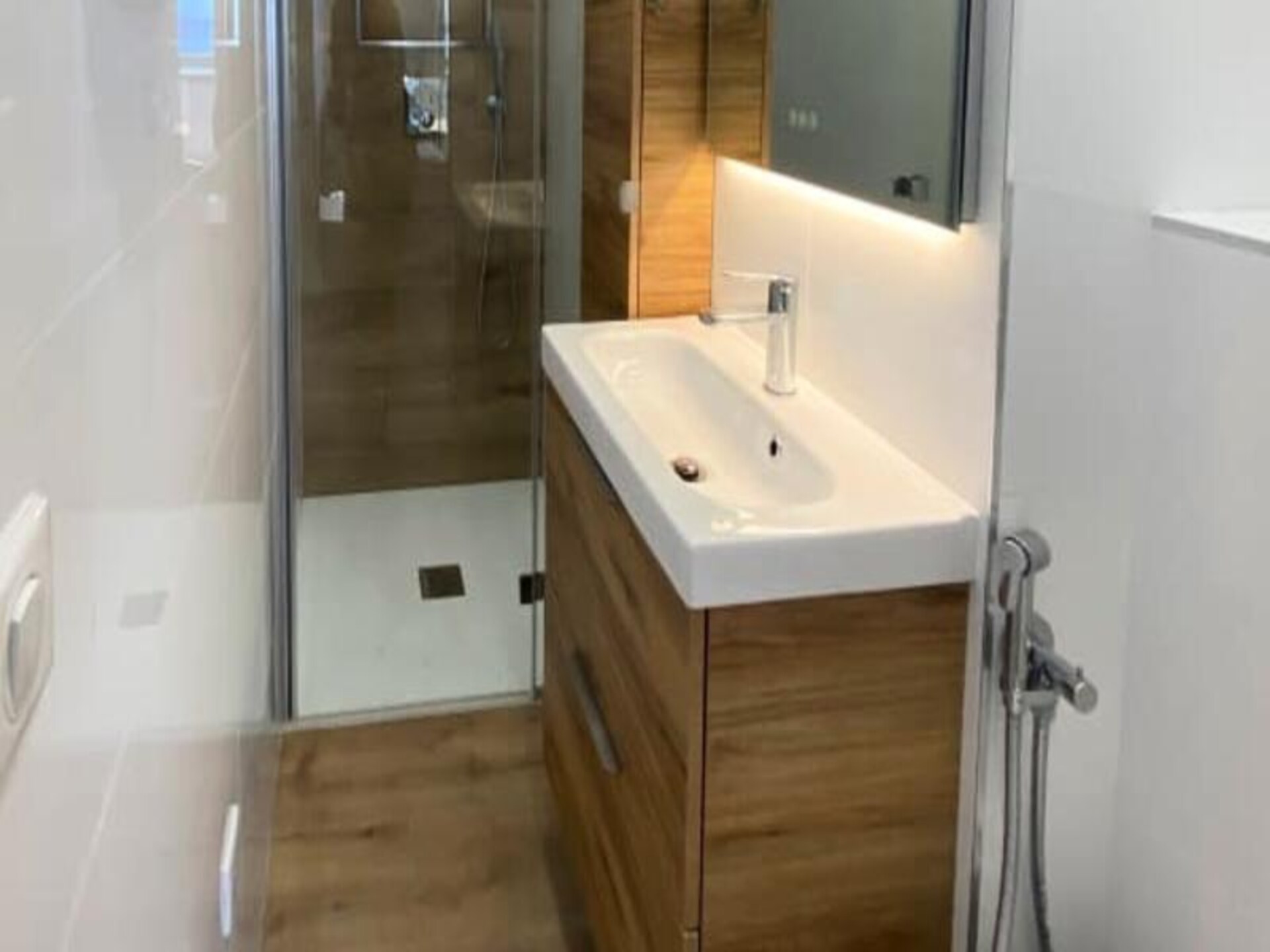 Gerenoveerd appartement met zeezicht en terras in Saint-Laurent-du-Var - foto 9