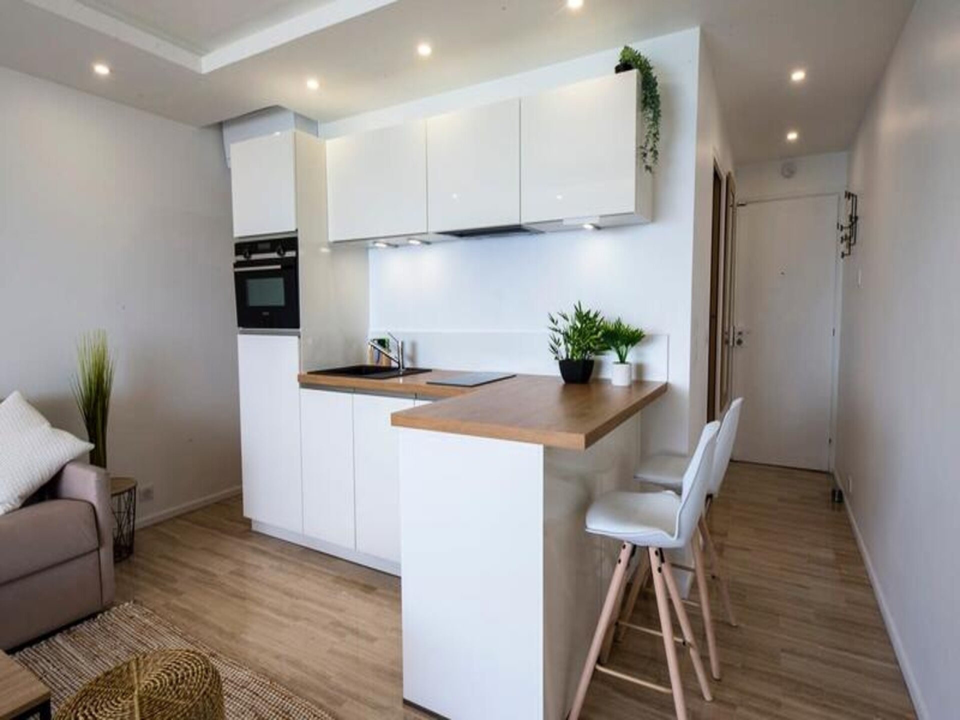 Gerenoveerd appartement met zeezicht en terras in Saint-Laurent-du-Var - foto 10