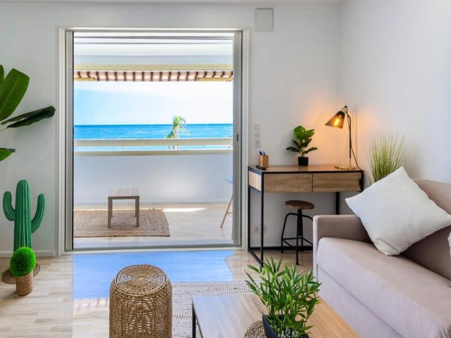 Gerenoveerd appartement met zeezicht en terras in Saint-Laurent-du-Var - foto 11
