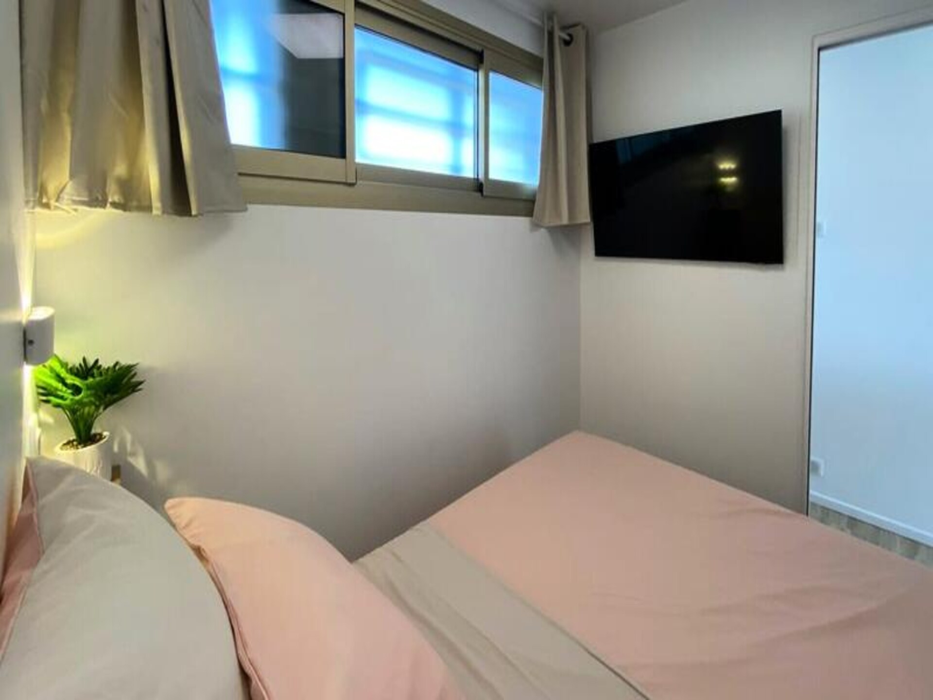 Gerenoveerd appartement met zeezicht en terras in Saint-Laurent-du-Var - foto 12