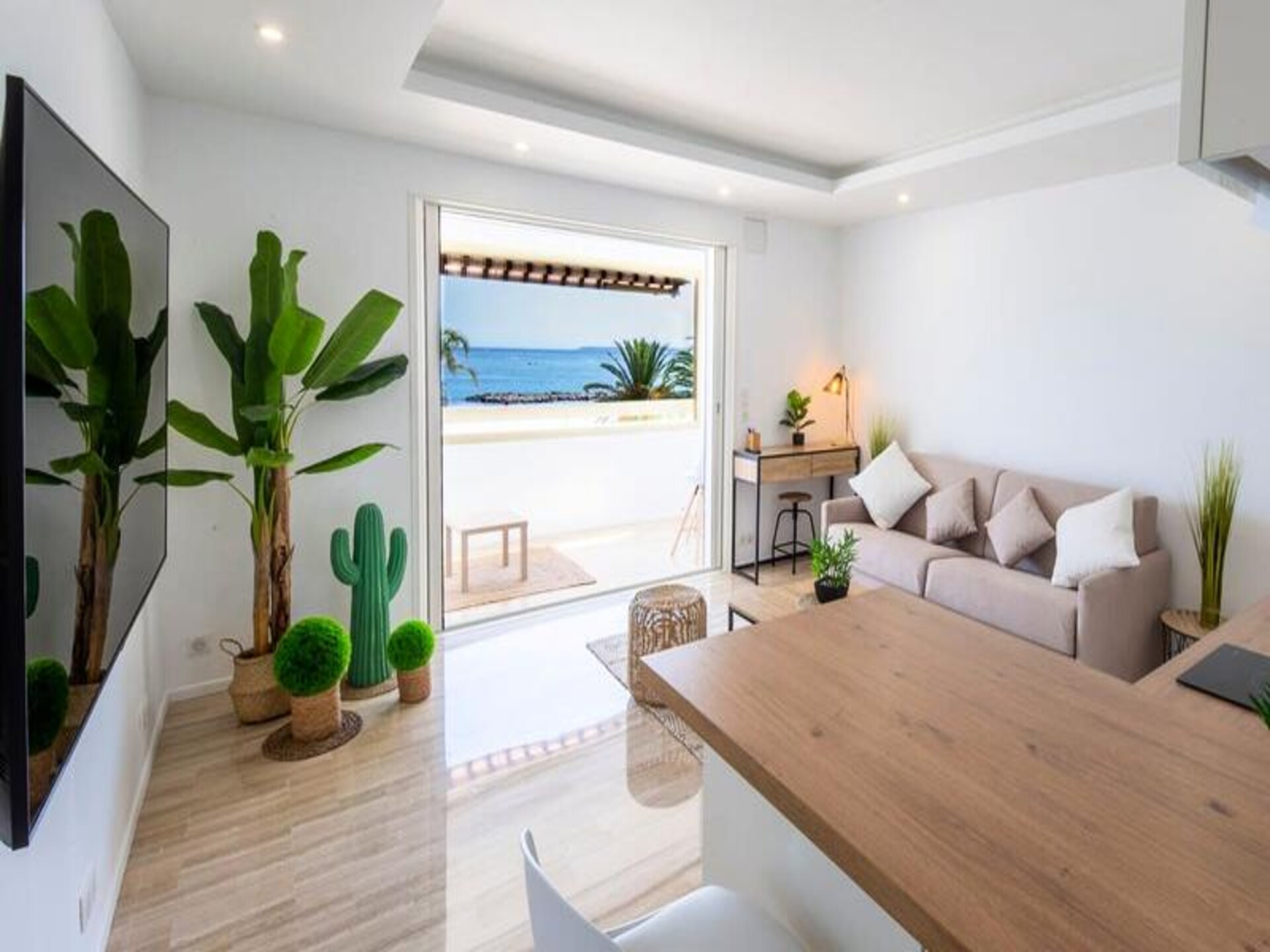 Gerenoveerd appartement met zeezicht en terras in Saint-Laurent-du-Var - foto 13