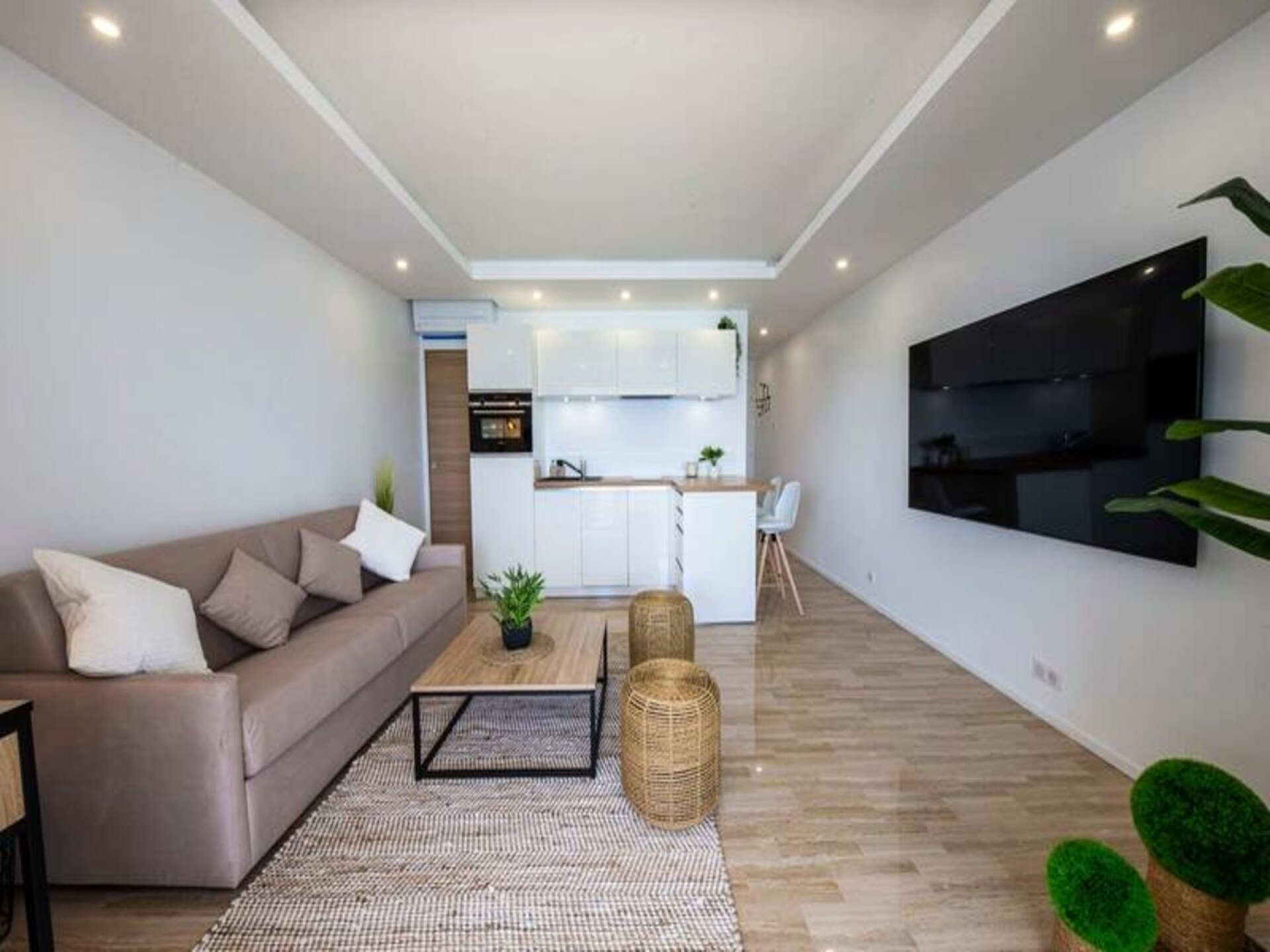 Gerenoveerd appartement met zeezicht en terras in Saint-Laurent-du-Var - foto 15
