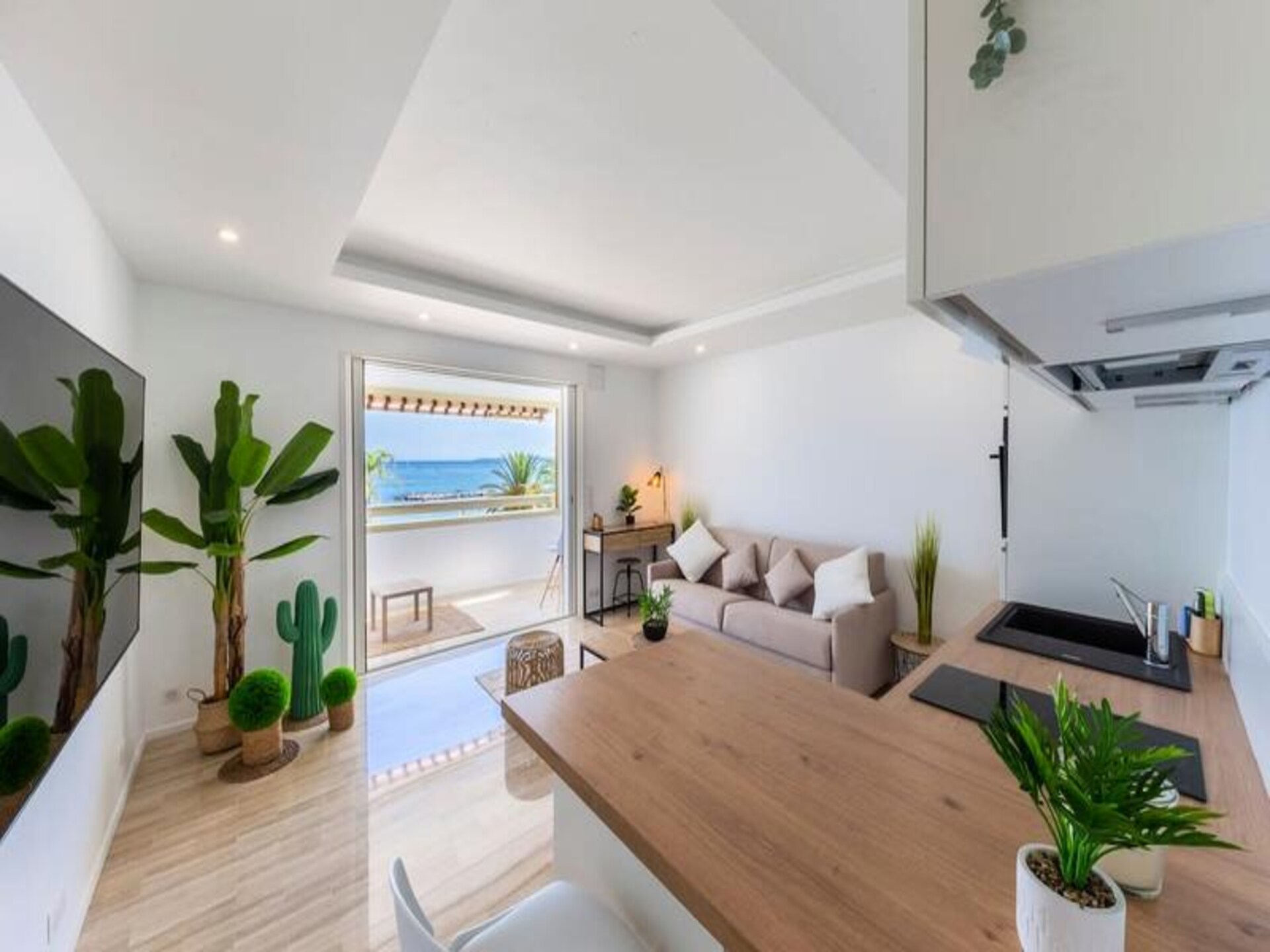 Gerenoveerd appartement met zeezicht en terras in Saint-Laurent-du-Var - foto 16