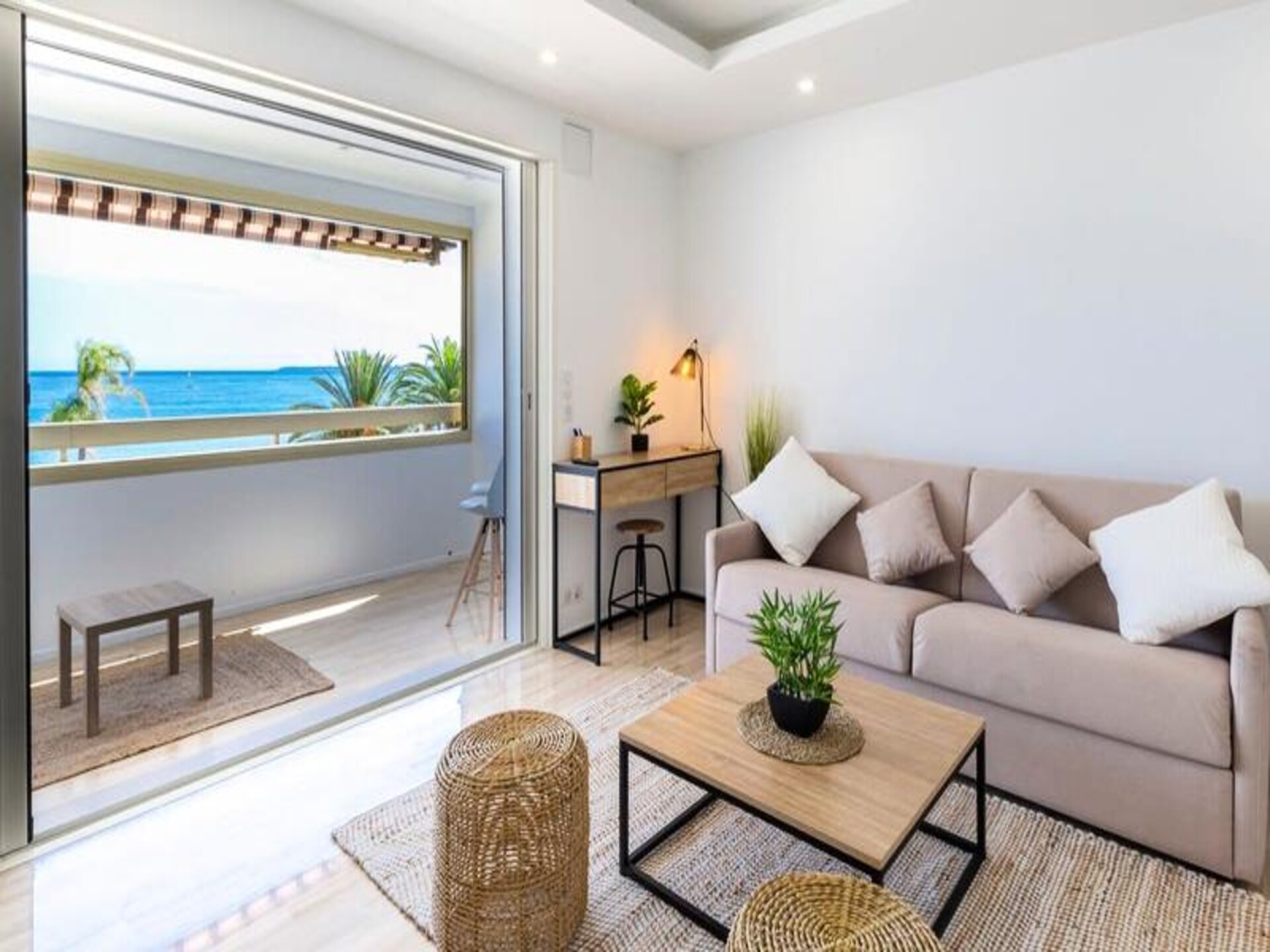 Gerenoveerd appartement met zeezicht en terras in Saint-Laurent-du-Var - foto 17