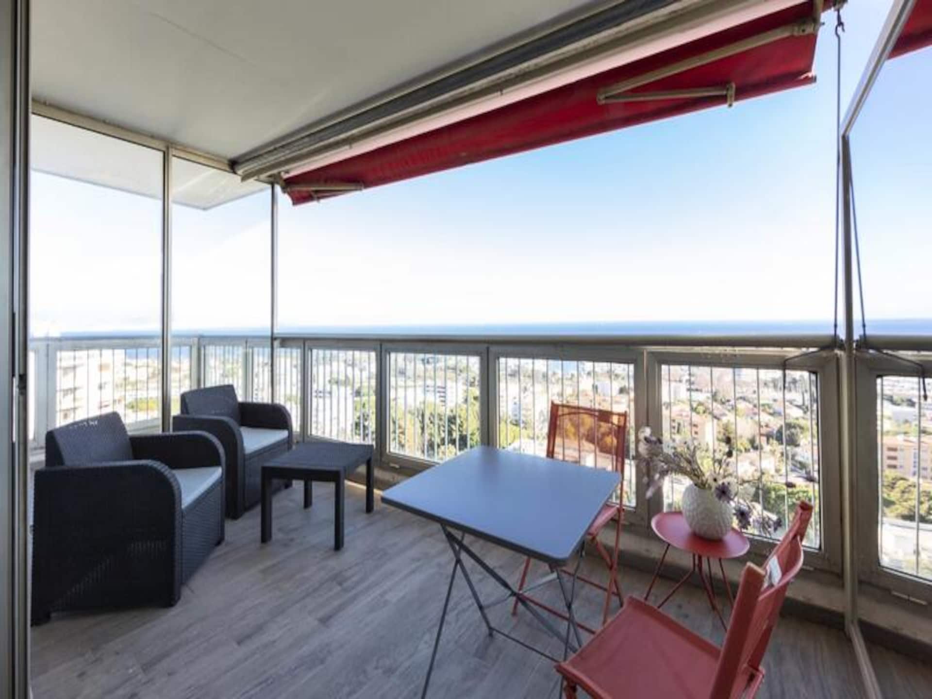 Panoramisch appartement op 12e etage met uitzicht over haven en zee in Antibes - foto 2