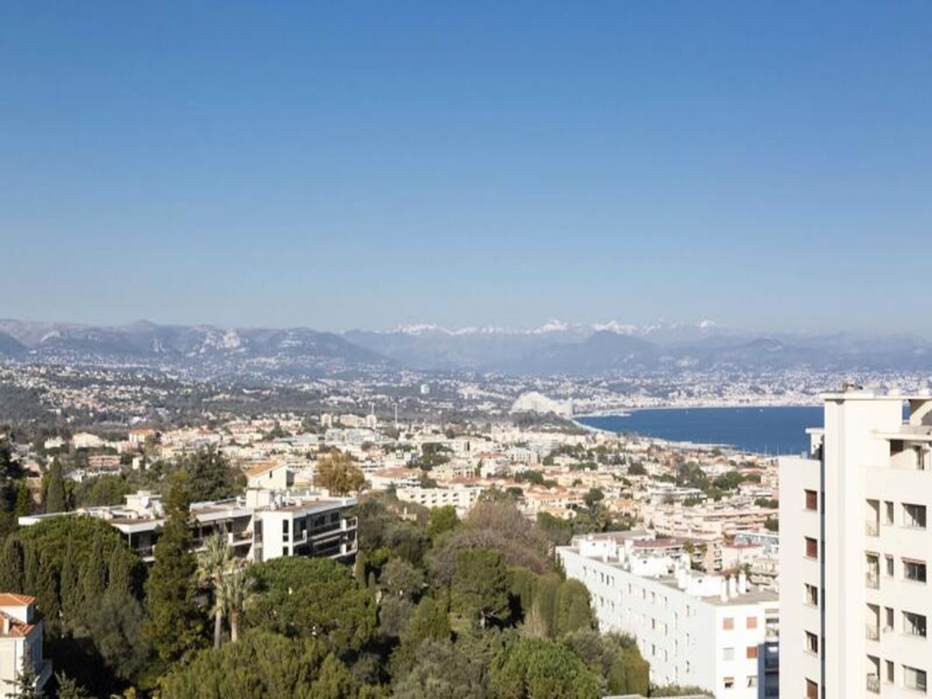 Panoramisch appartement op 12e etage met uitzicht over haven en zee in Antibes - foto 3