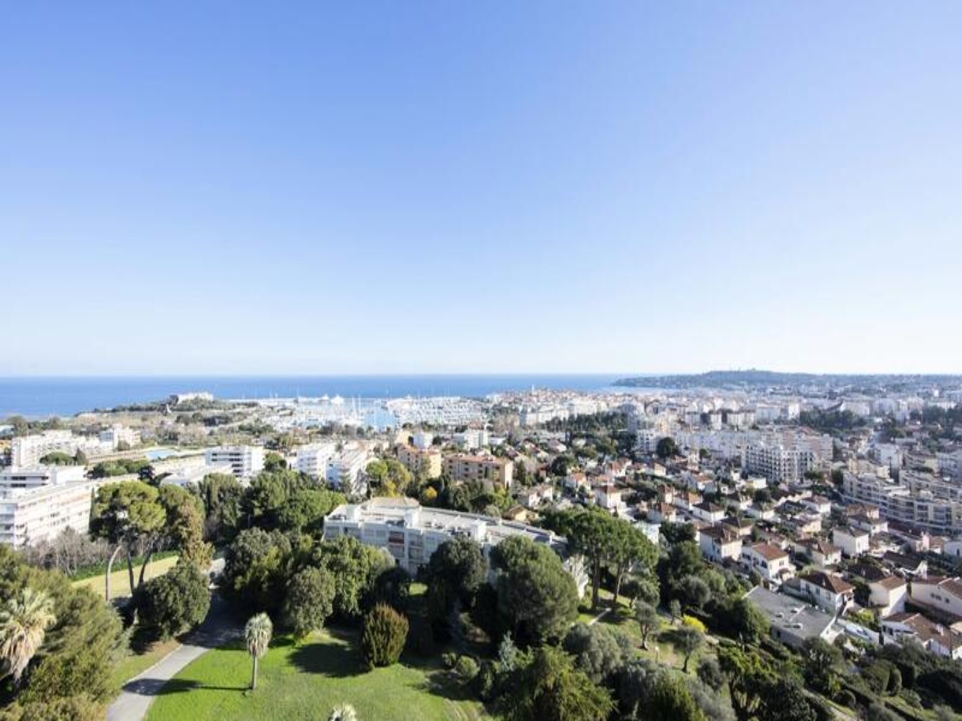 Panoramisch appartement op 12e etage met uitzicht over haven en zee in Antibes - foto 5
