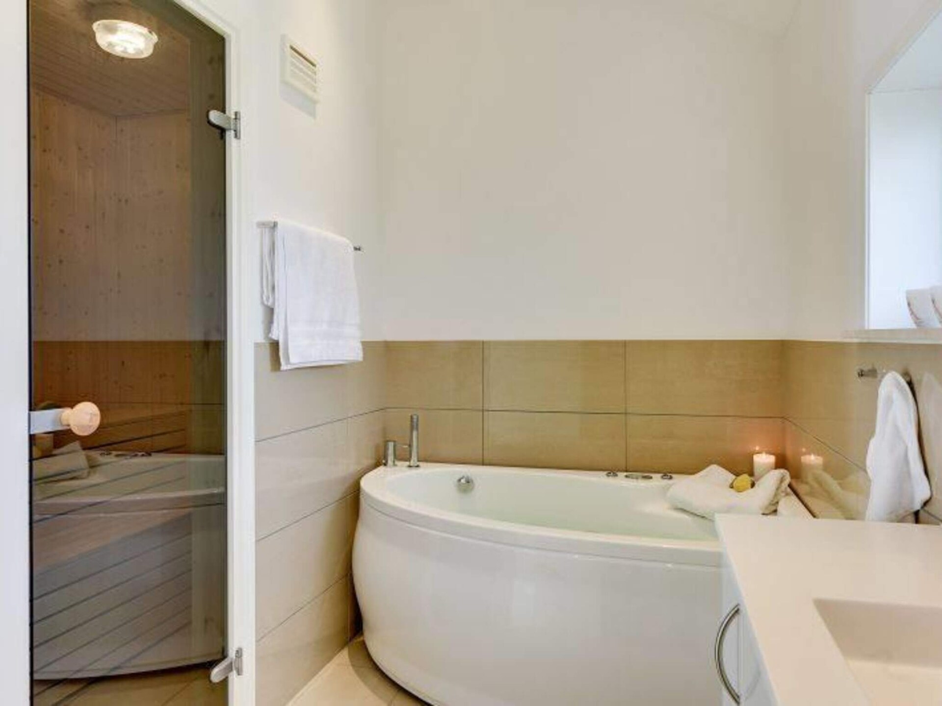 Ruim vakantiehuis met sauna en whirlpool op 700 meter van het strand in Løkken - foto 23