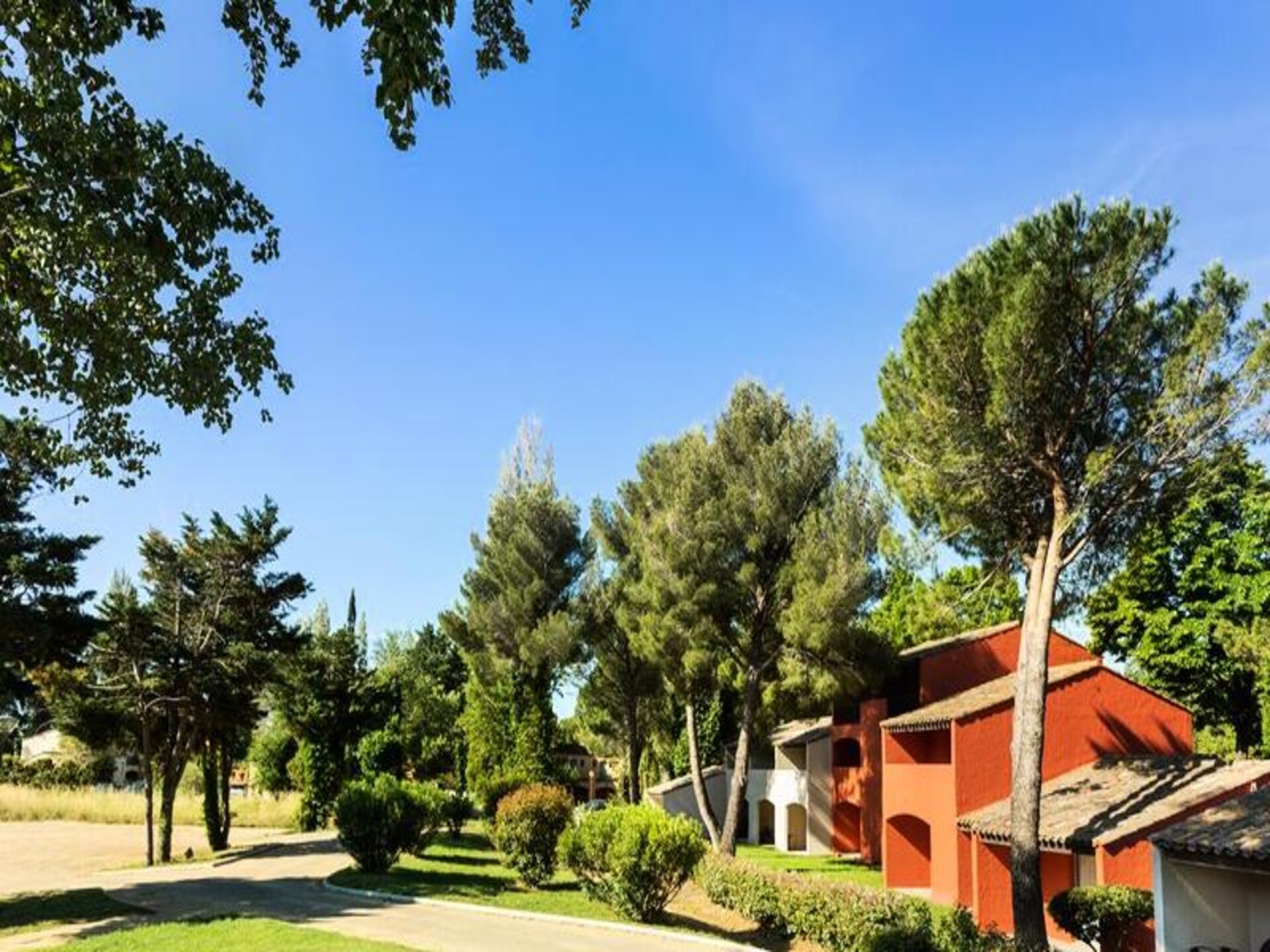 Comfortabel verblijf voor 2 bij Arles met zwembaden en tuin - foto 1