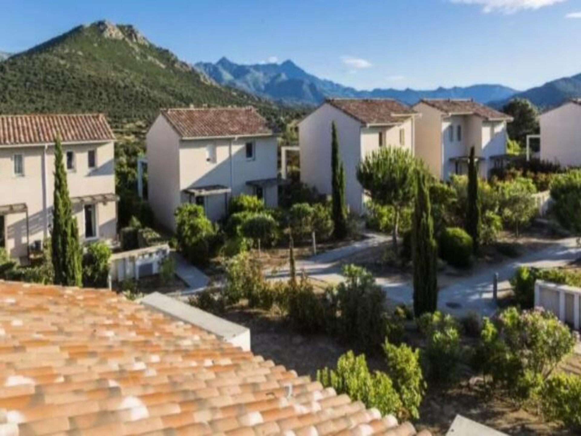 Knus appartement nabij strand Belgodère met tuin en zwembad - foto 10