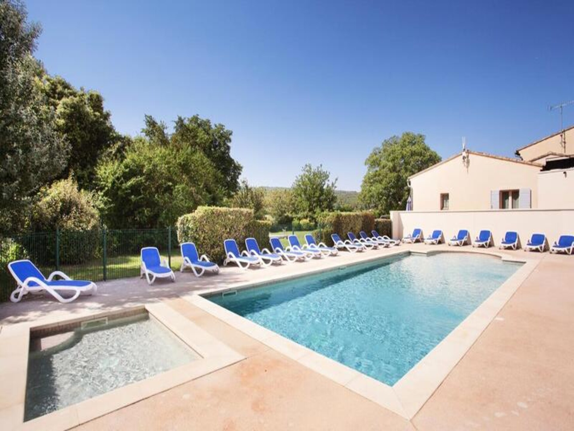 Ruim appartement voor 6 met airco en tuin bij Bonnieux in de Luberon - foto 4