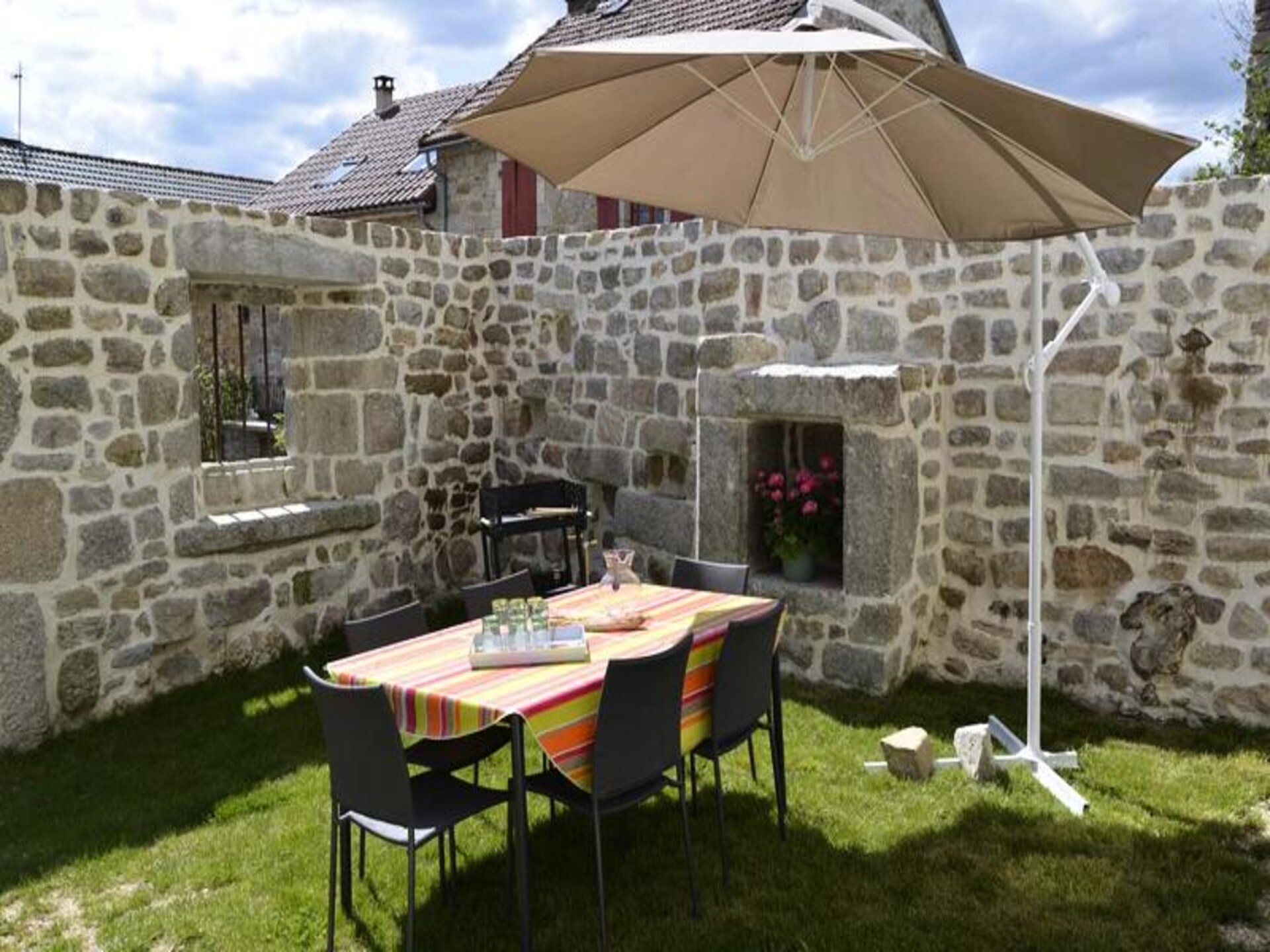 Authentiek vakantiehuis voor 8 met ommuurde tuin in St Léger du Malzieu - foto 22