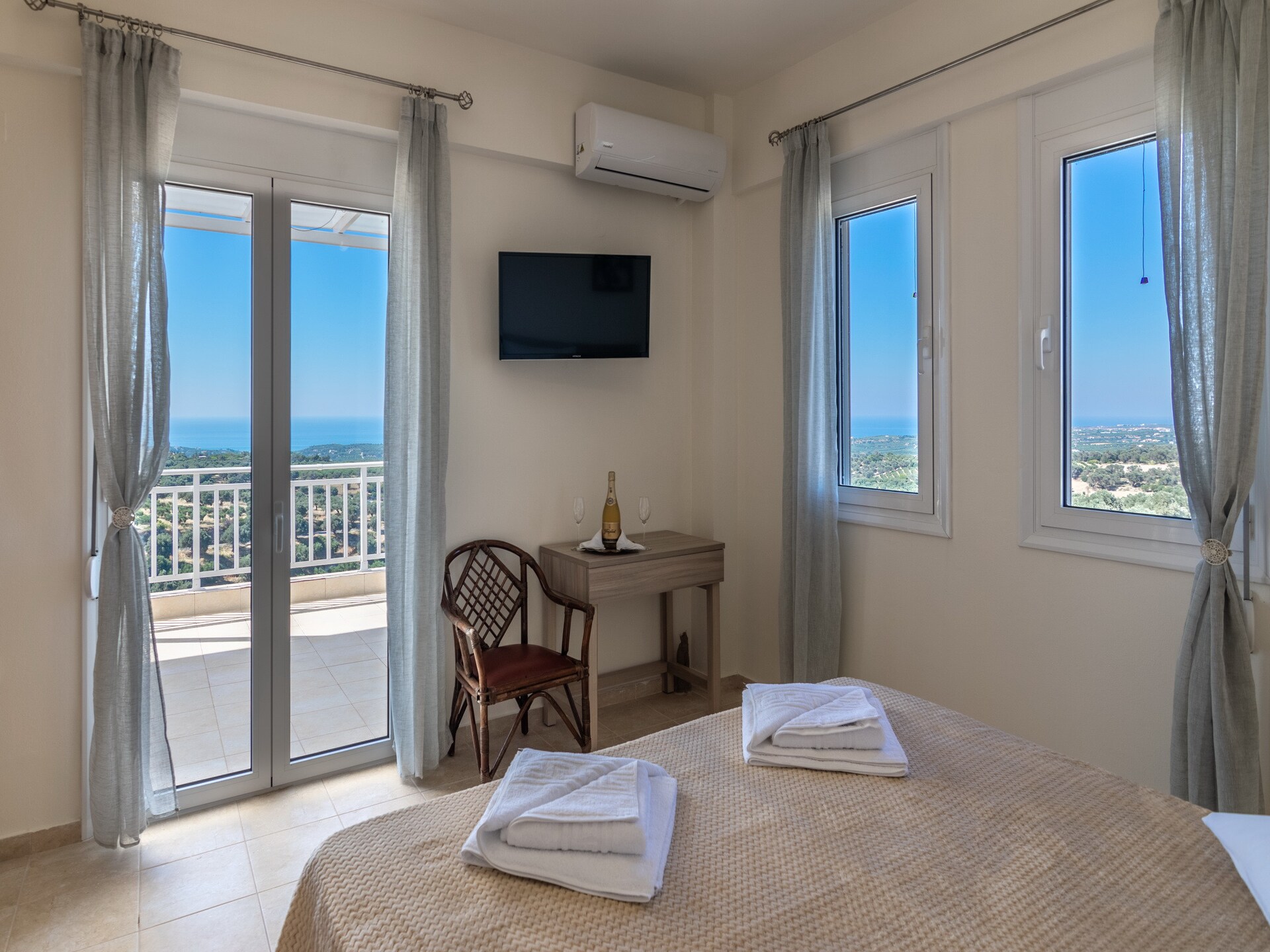 Moderne villa met privézwembad en uitzicht op zee bij Agia Triada - foto 14