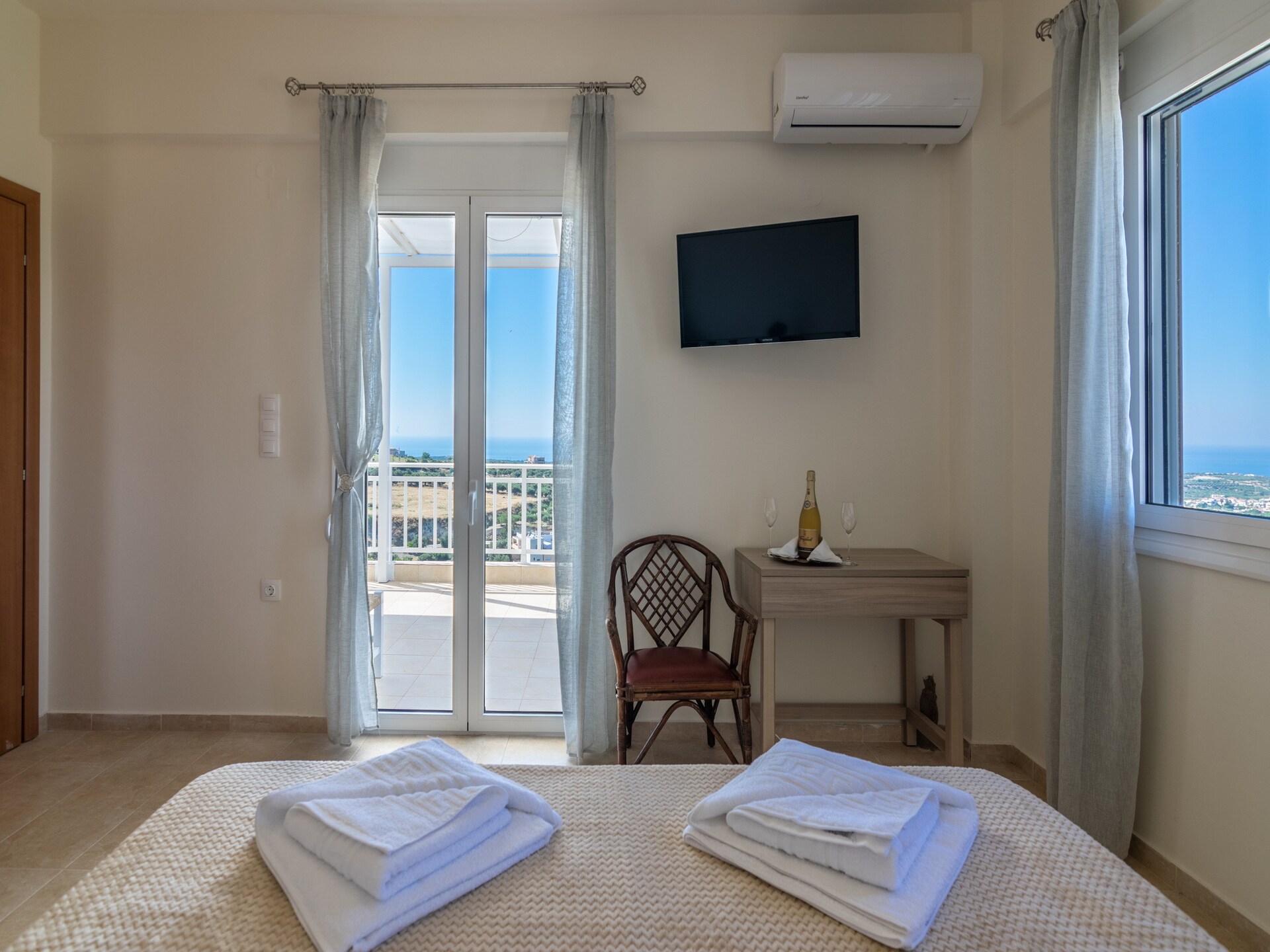 Moderne villa met privézwembad en uitzicht op zee bij Agia Triada - foto 17