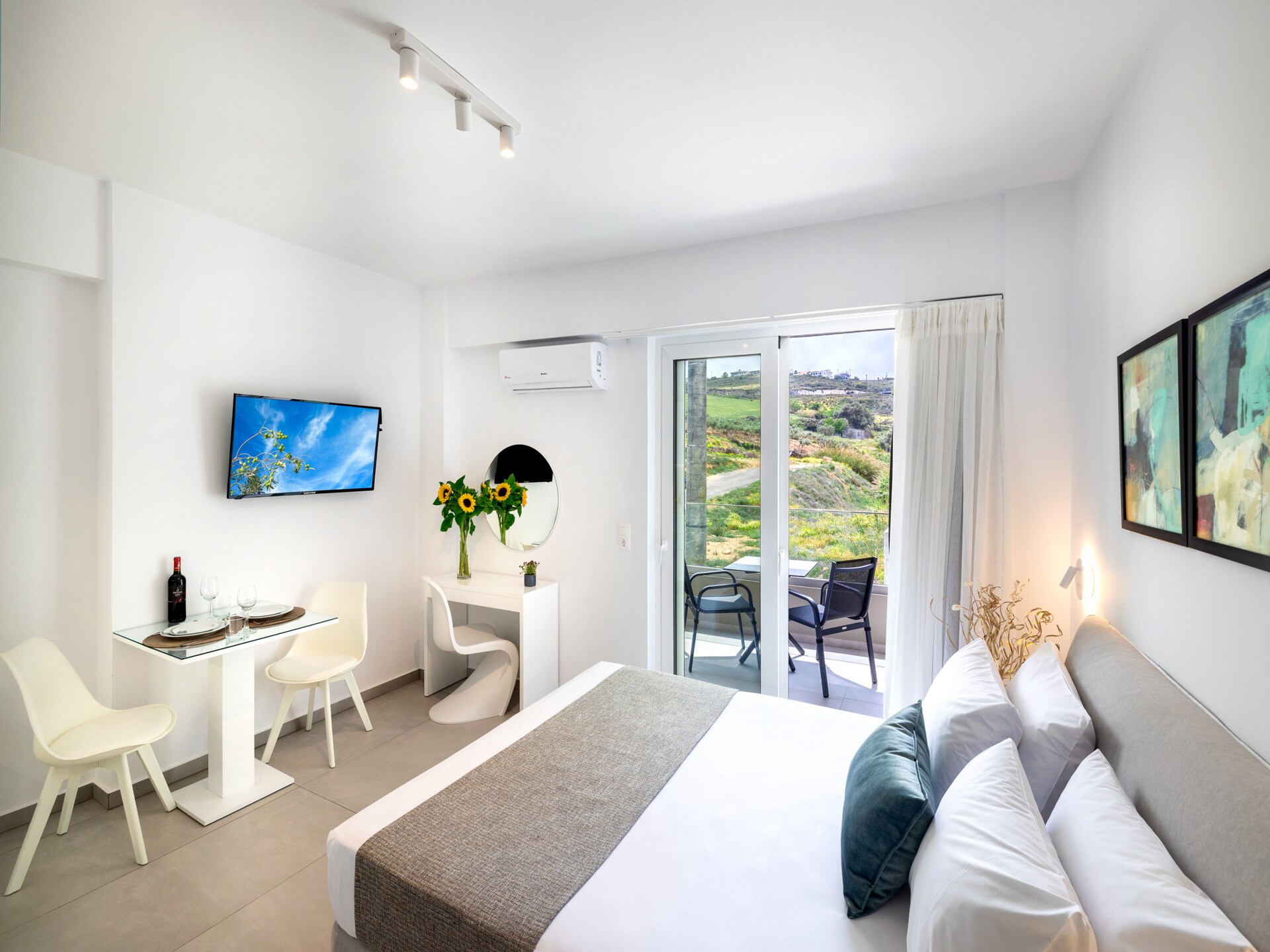 Moderne studio met zwembad en bergzicht op 300 meter van het strand - foto 4